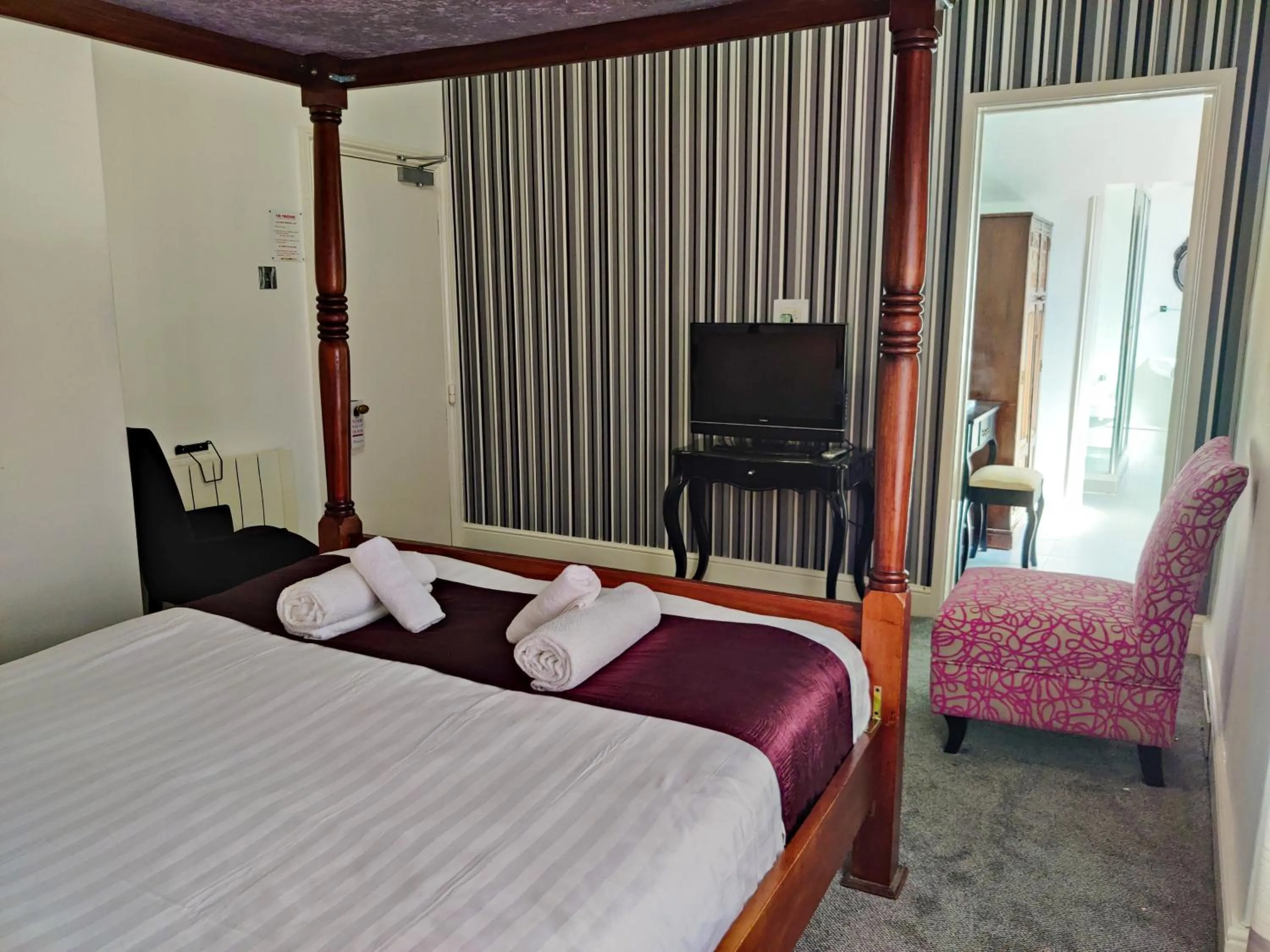 Photo of the whole room, Bed in Wentworth House - Free Parking