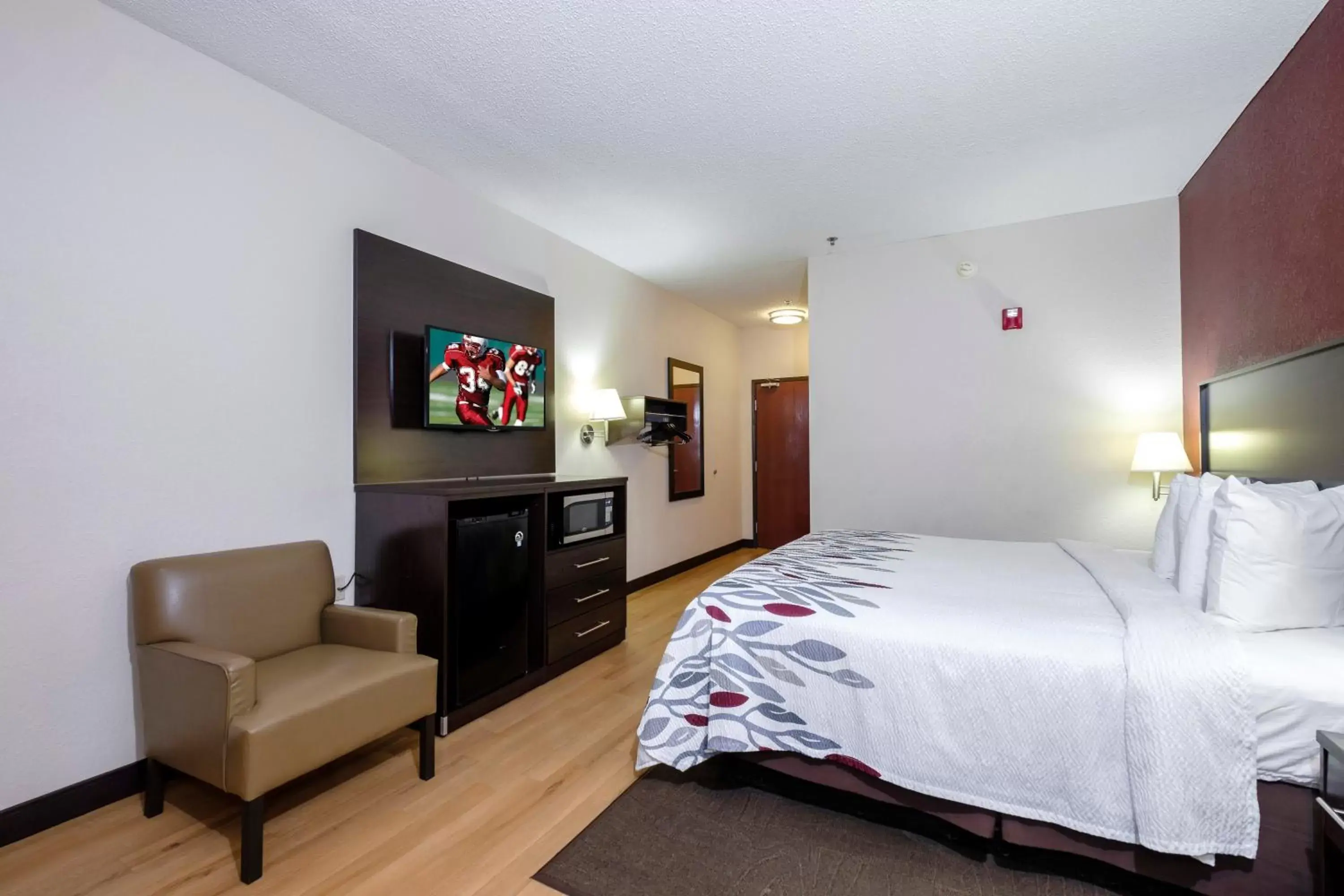 Superior King Room Disability Access Smoke Free in Red Roof Inn & Suites Dover Downtown Superior King Room Disability Access Smoke Free in Red Roof Inn & Suites Dover Downtown