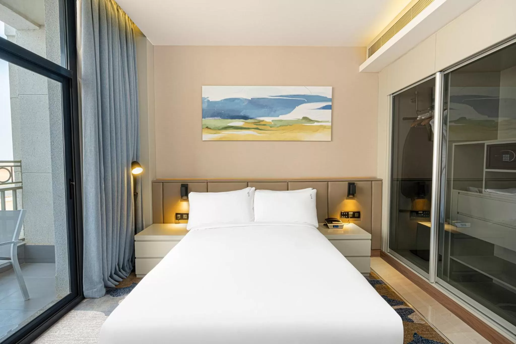 Photo of the whole room, Bed in Holiday Inn Riyadh The Business District by IHG