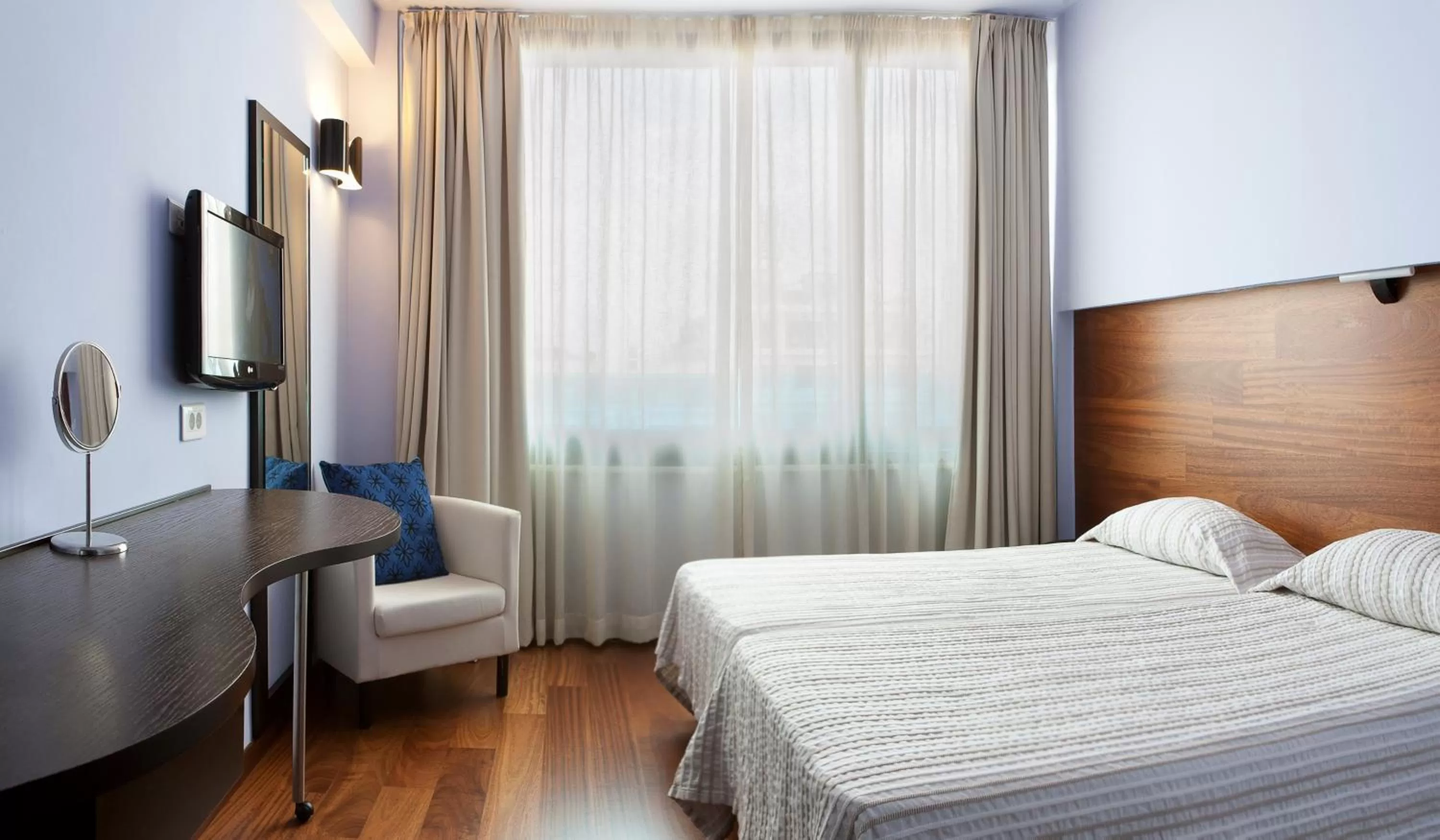 Photo of the whole room, Bed in Athens Center Square Hotel