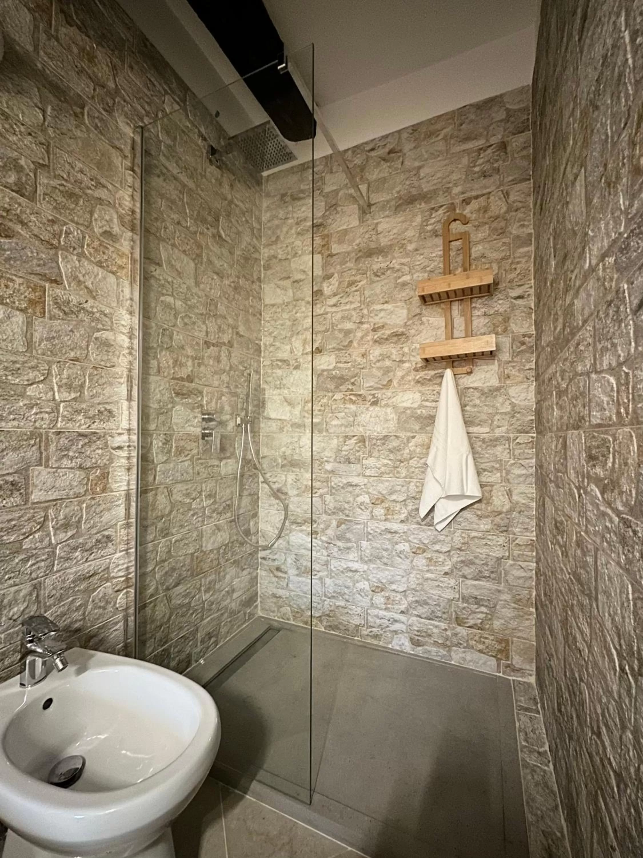 Shower, Bathroom in Terrazzo sullo Ionio