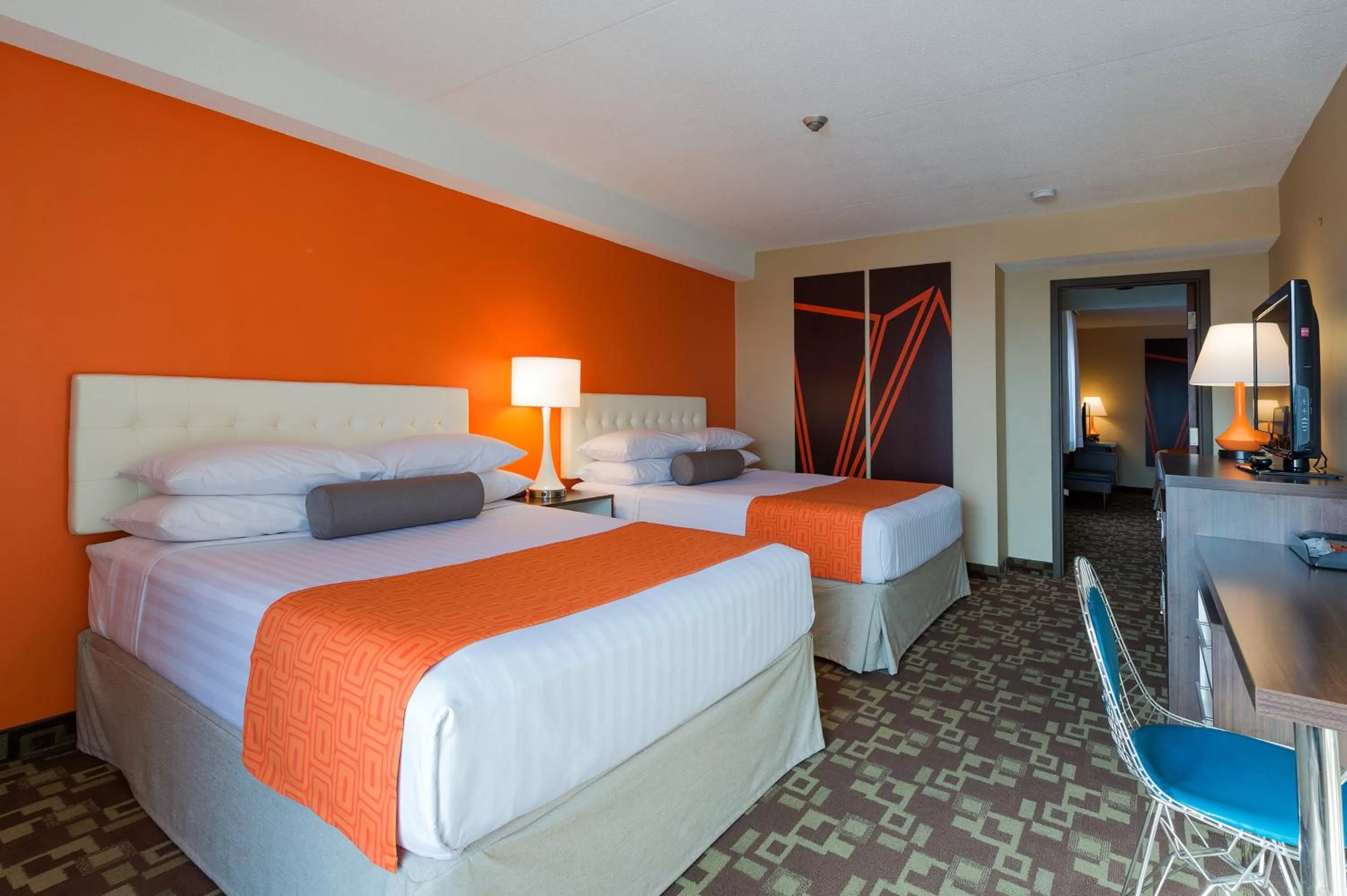 Photo of the whole room, Bed in Howard Johnson Plaza by Wyndham by the Falls Niagara Falls