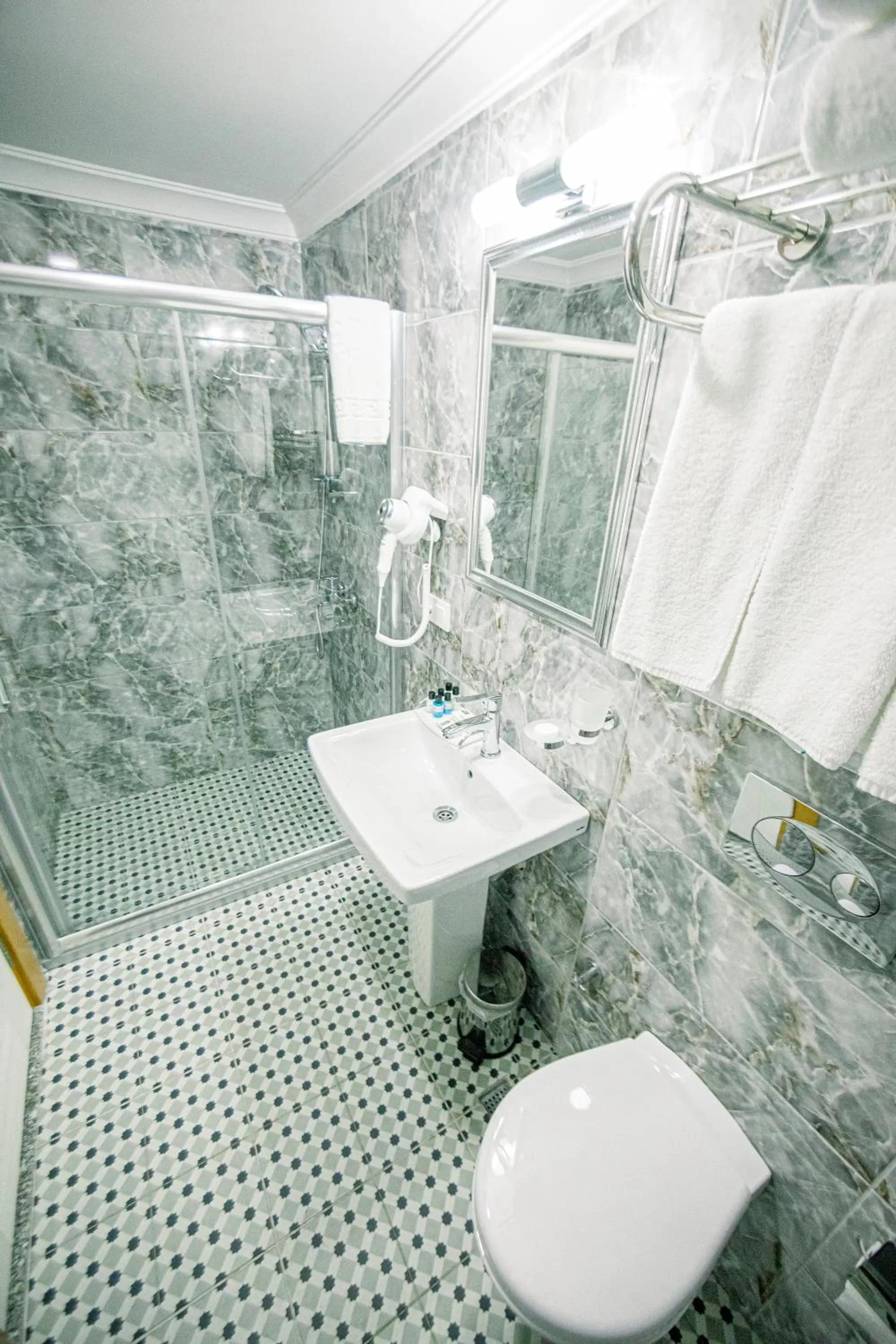 Bathroom in Acacia Mansion Hotel