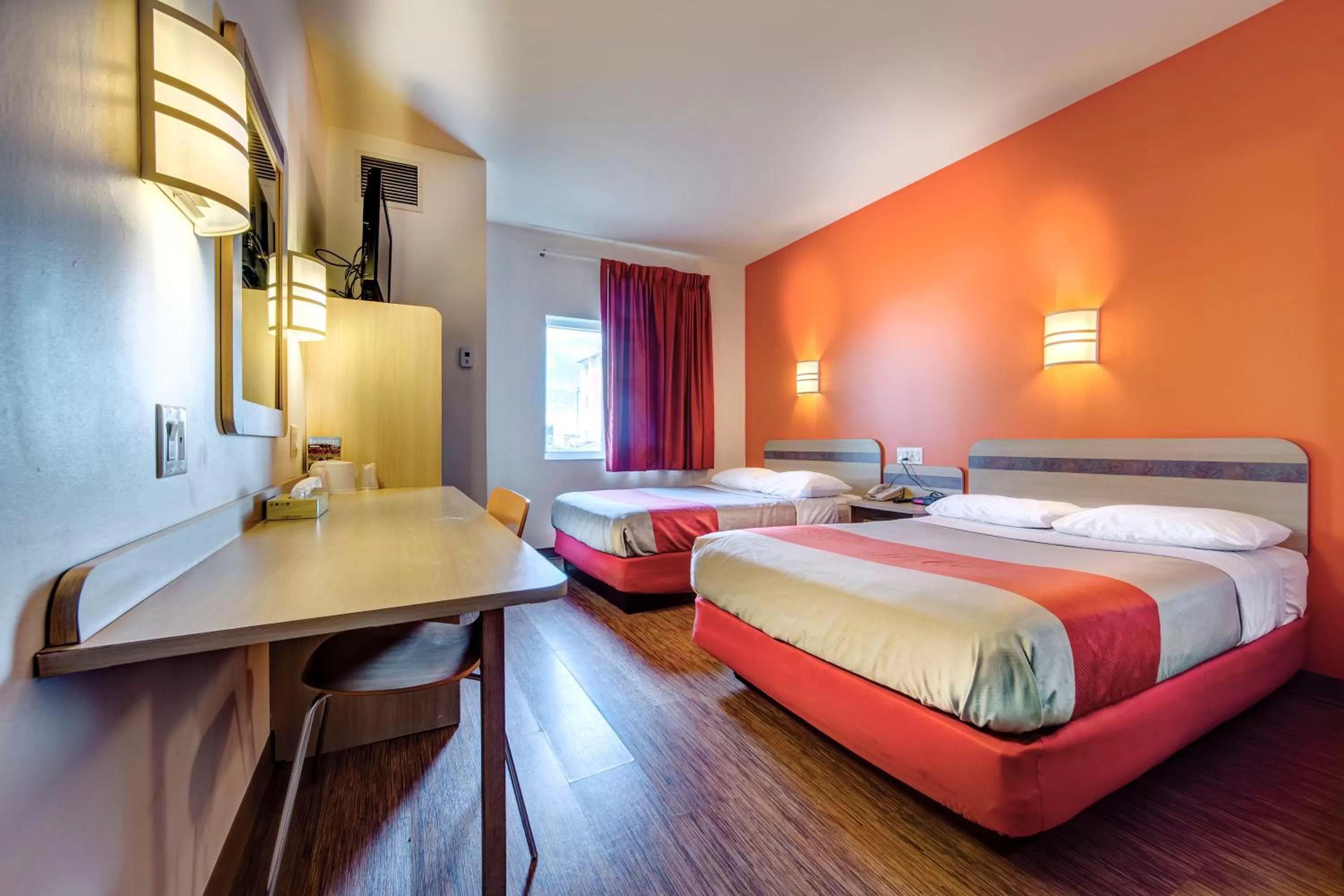 Photo of the whole room, Bed in Motel 6-Burlington, ON - Toronto West - Oakville