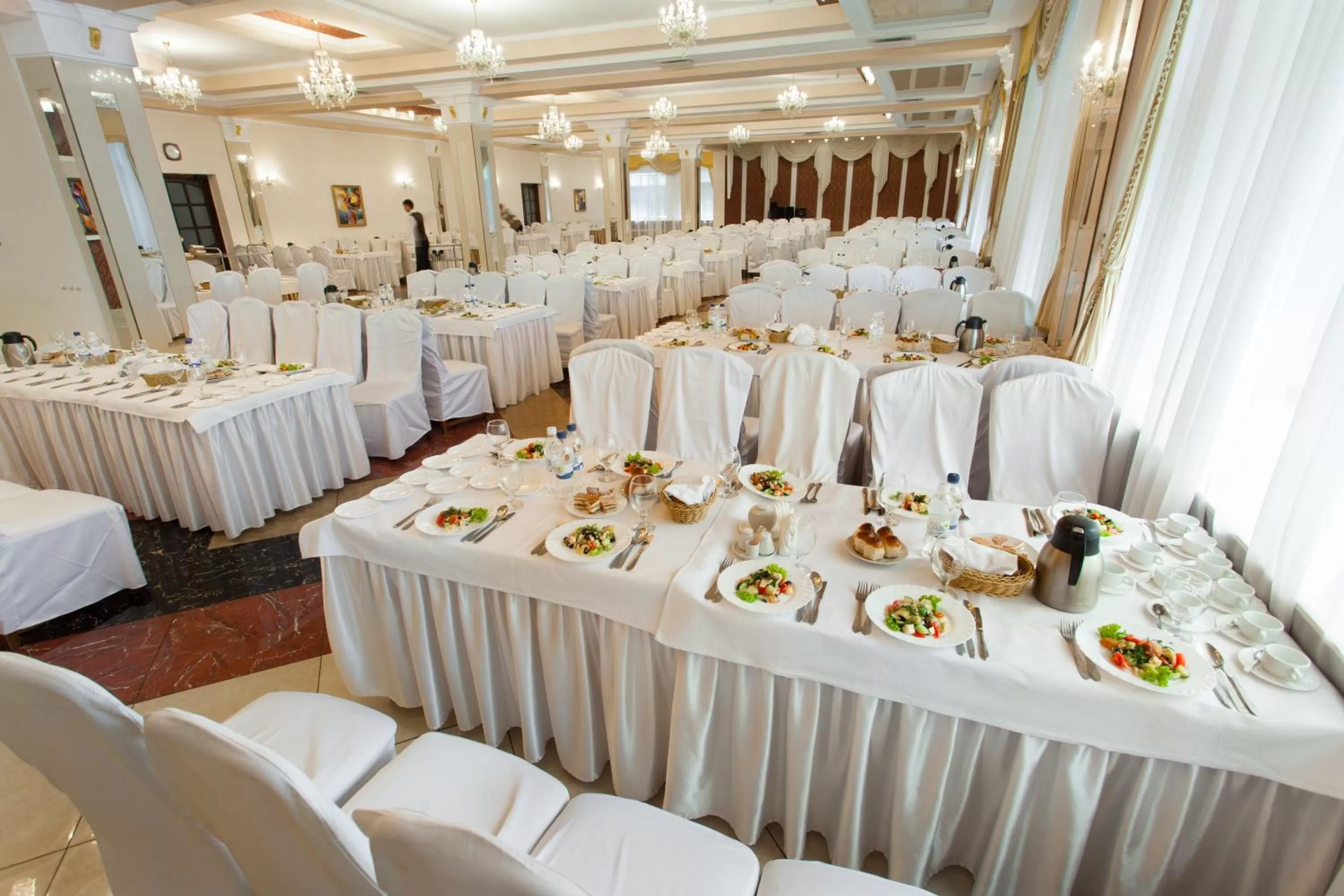 Restaurant/places to eat, Banquet Facilities in Conference Hotel Suputnyk