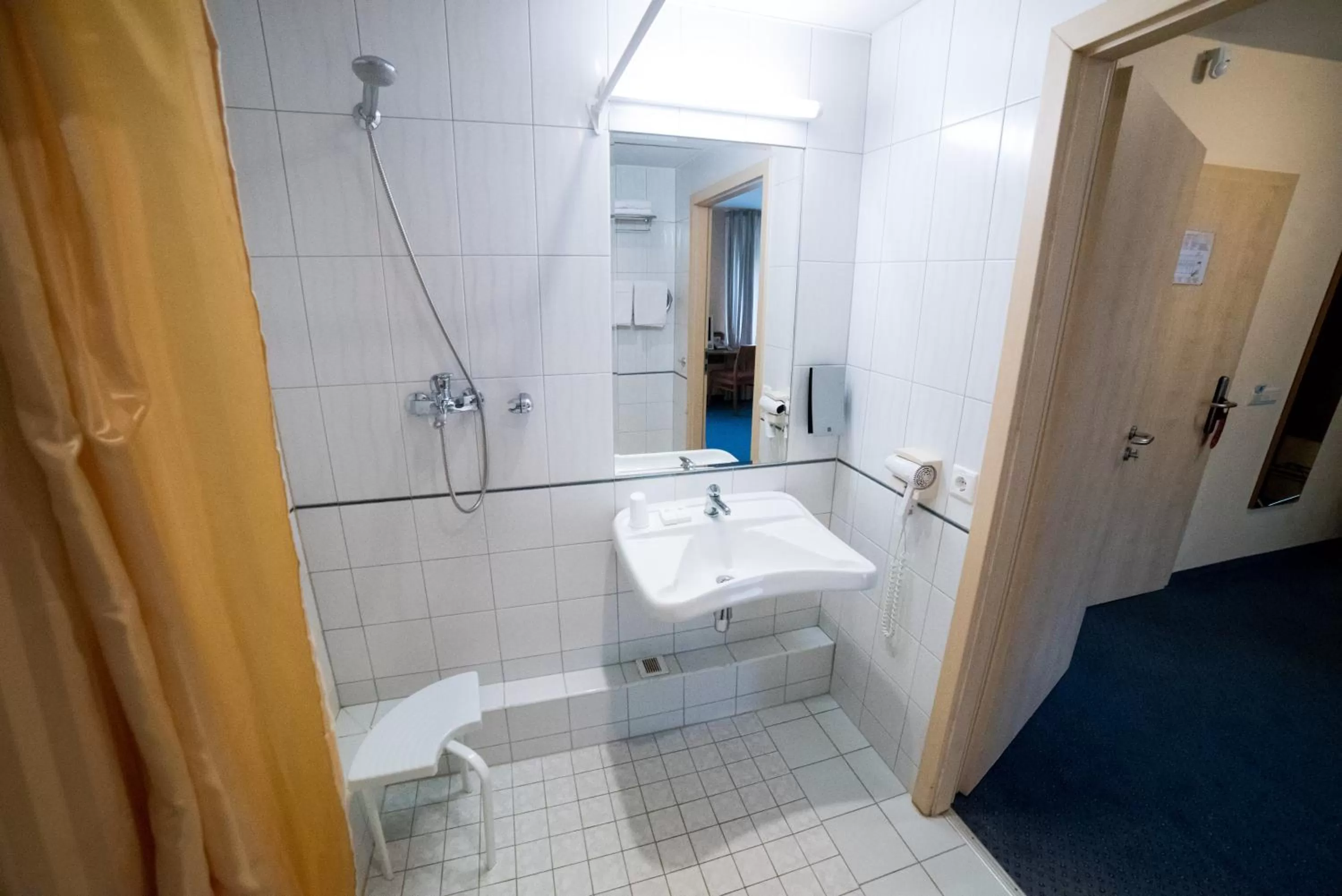 Shower in Hotel Tigra