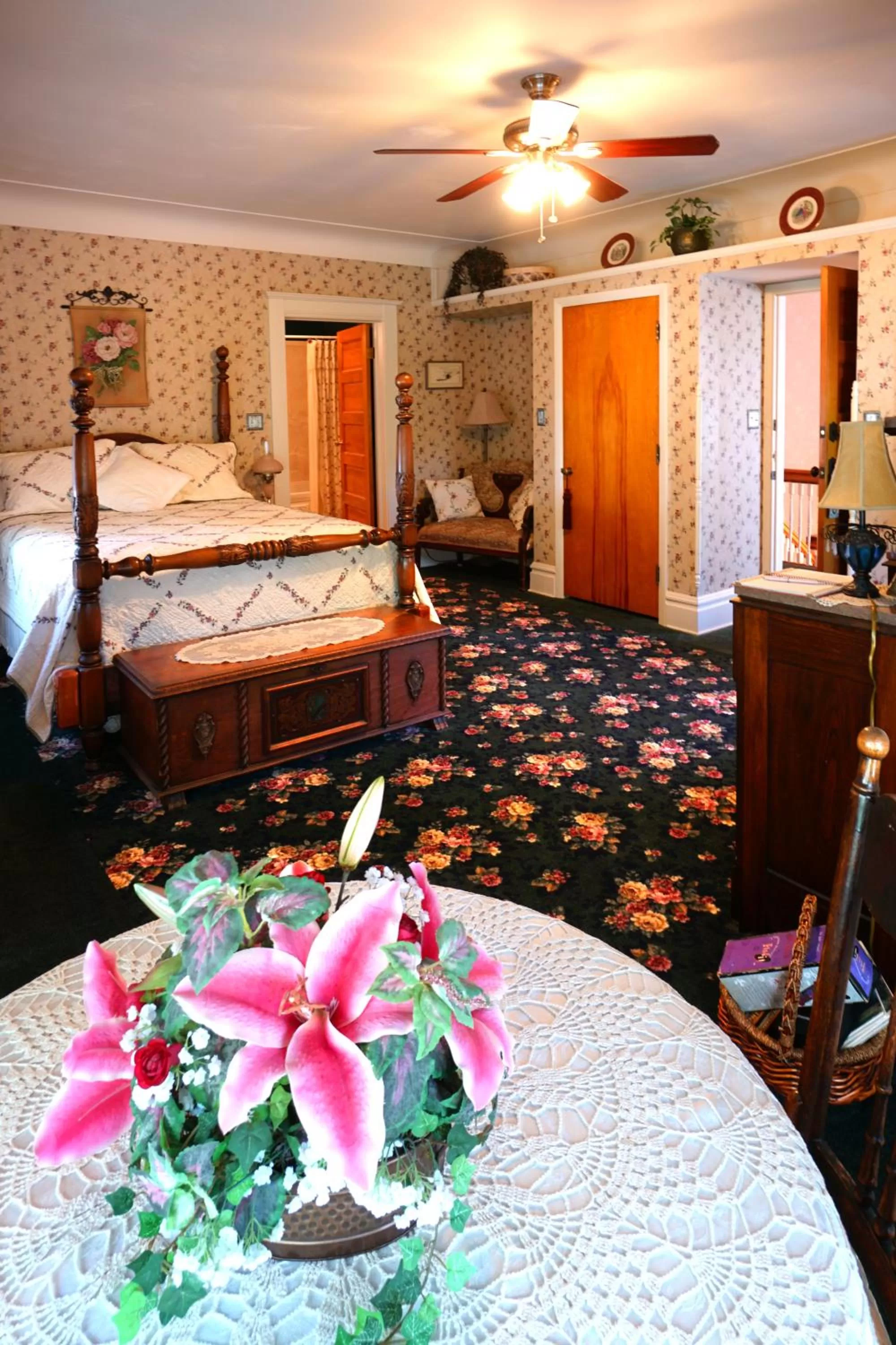 Photo of the whole room, Bed in Rose Heart Inn