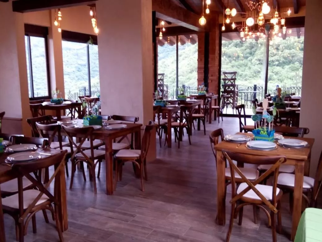 Restaurant/places to eat in Hotel & Balneario Los Angeles