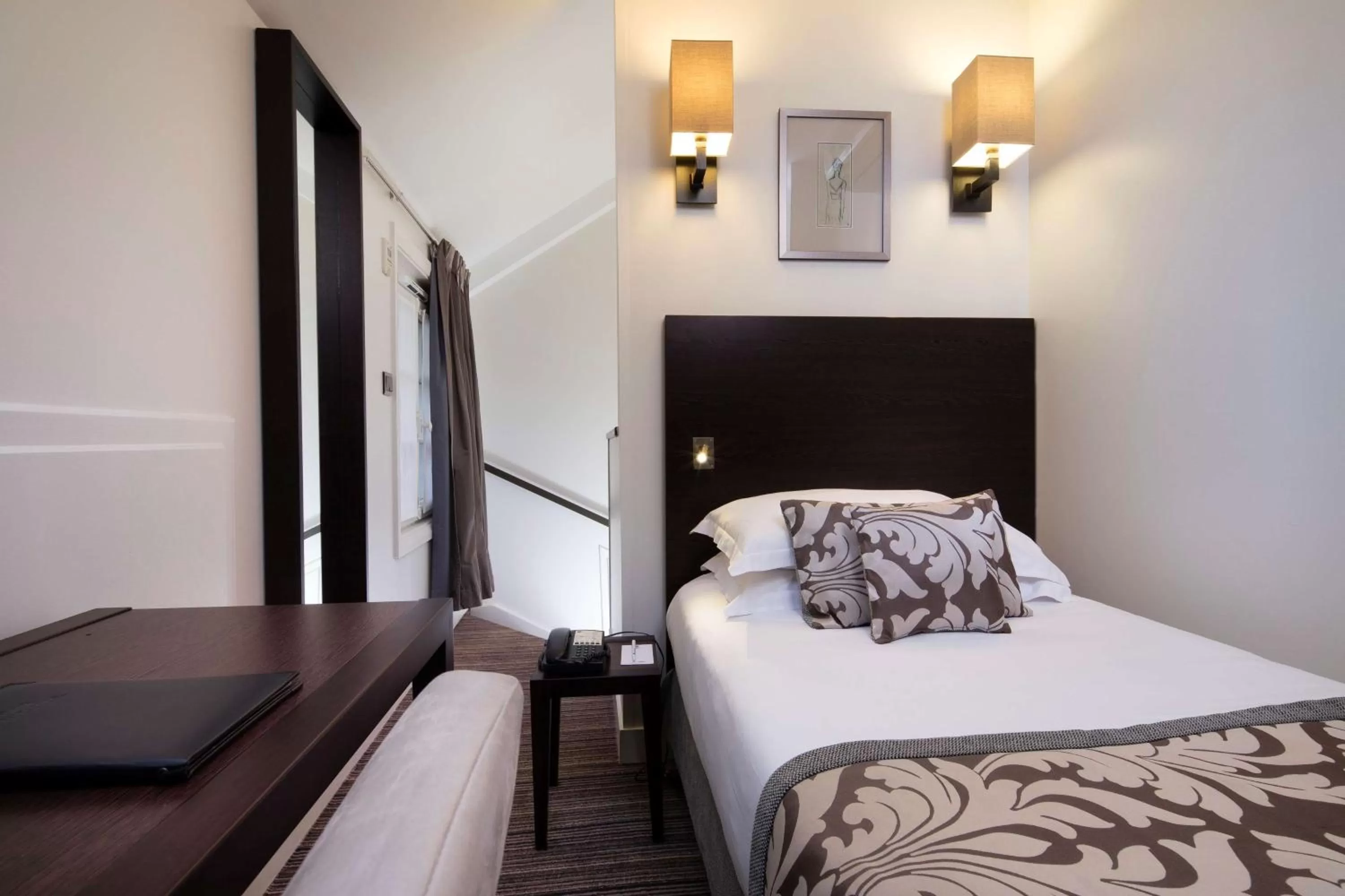 Photo of the whole room, Bed in Hôtel Paris Louvre Opéra