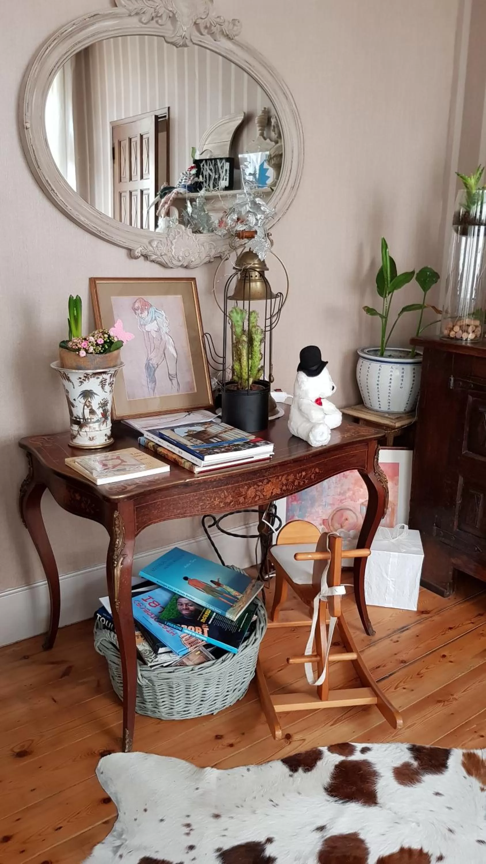 Decorative detail in Au Nid de la Madeleine