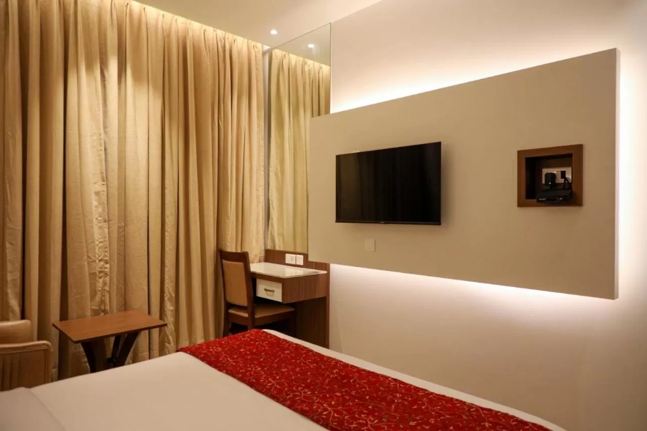 Communal lounge/ TV room, Bed in Hotel Gurudev Grand
