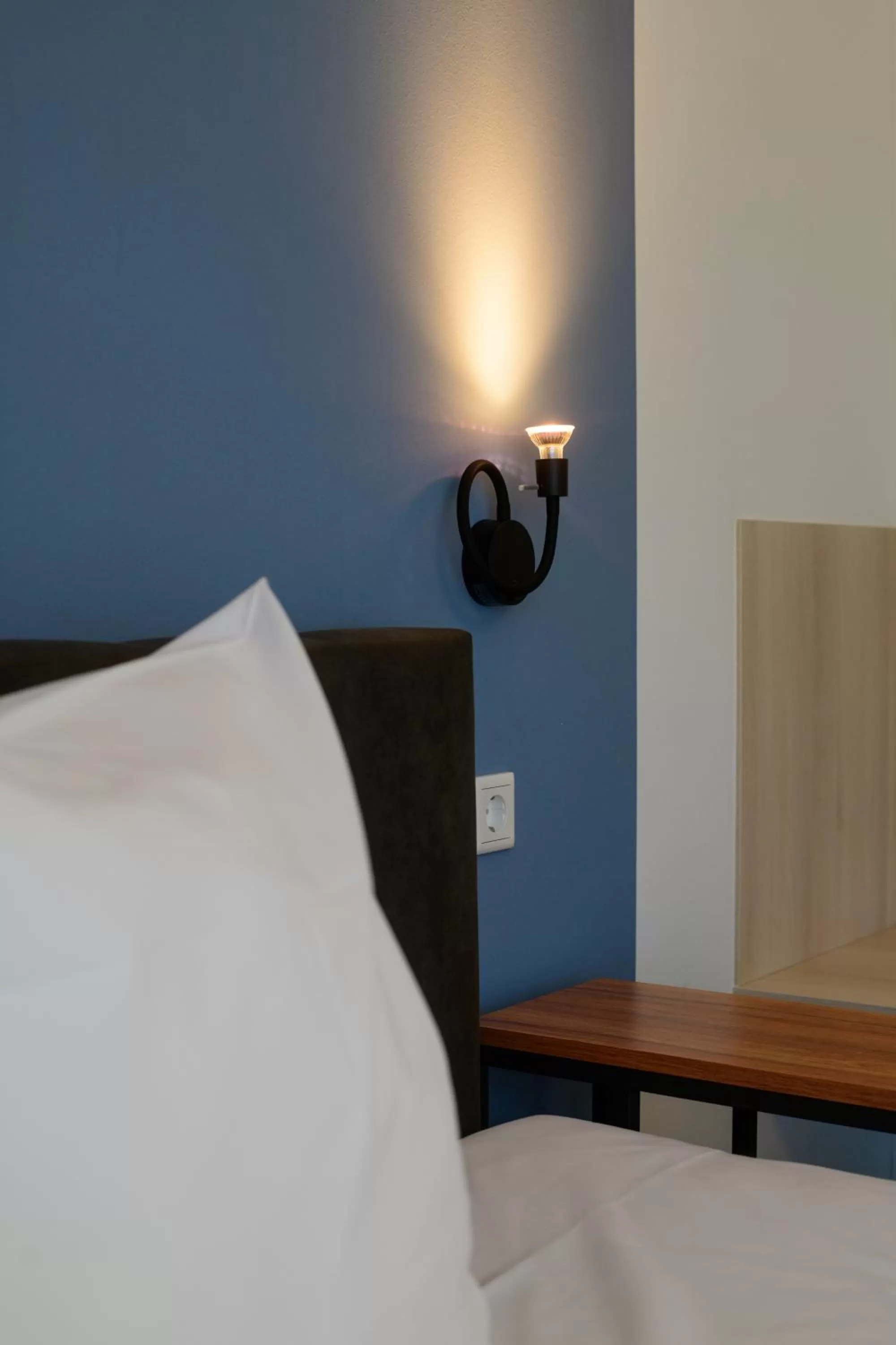 Bed in Smart & Stay Aparthotel Saarbrücken Süd - Self-Check-In - Free Parking