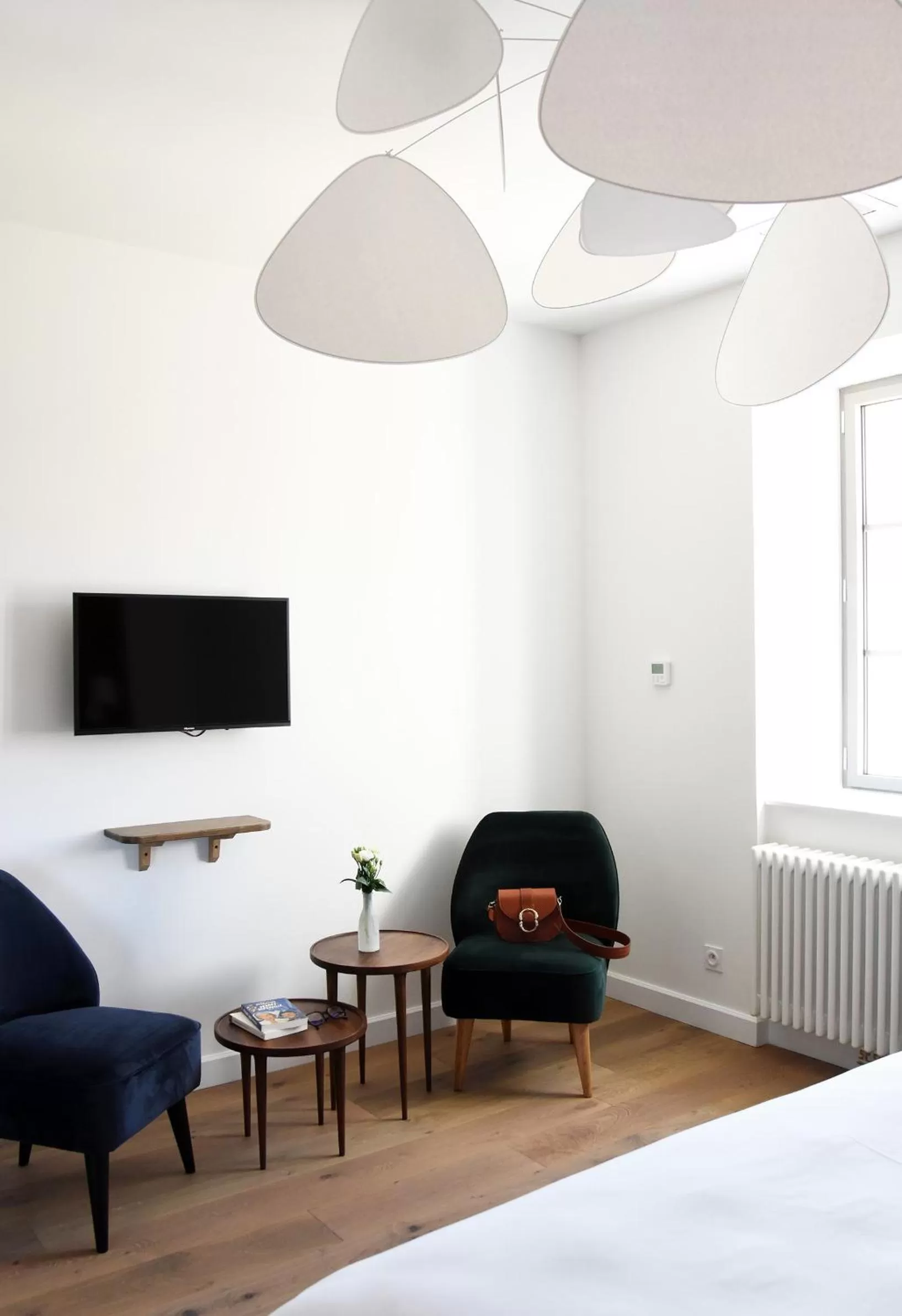 Seating area, Bed in Le Charles V