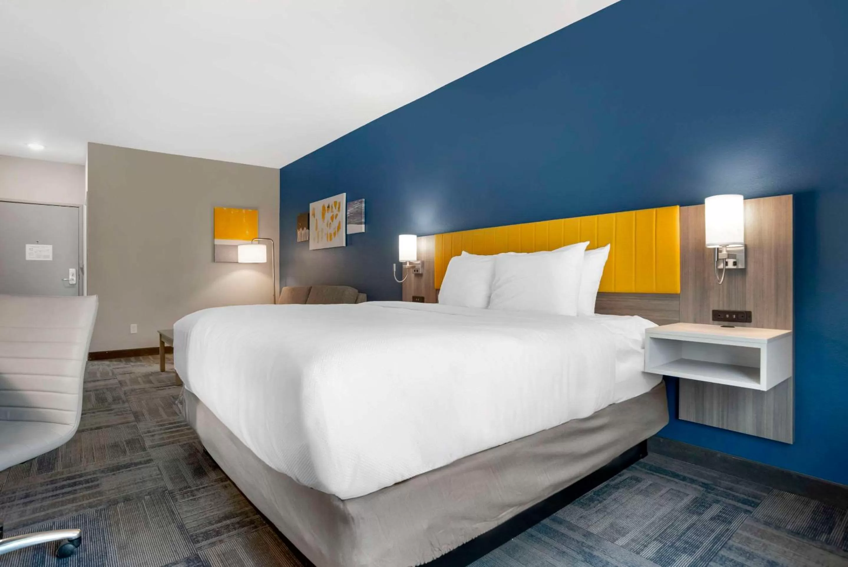 Bedroom, Bed in Comfort Inn & Suites Destin near Henderson Beach