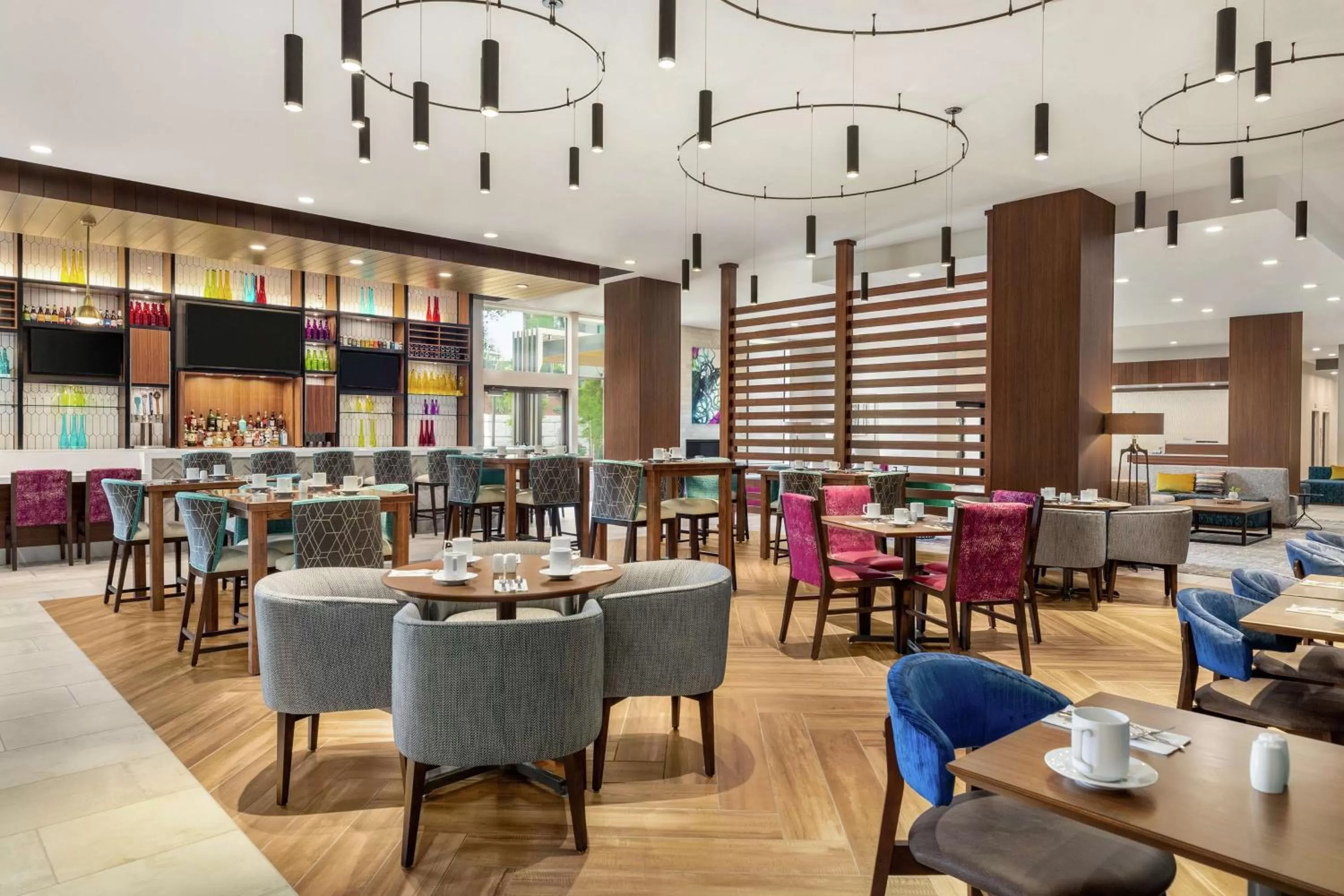Dining area in Hilton Garden Inn Seattle Airport