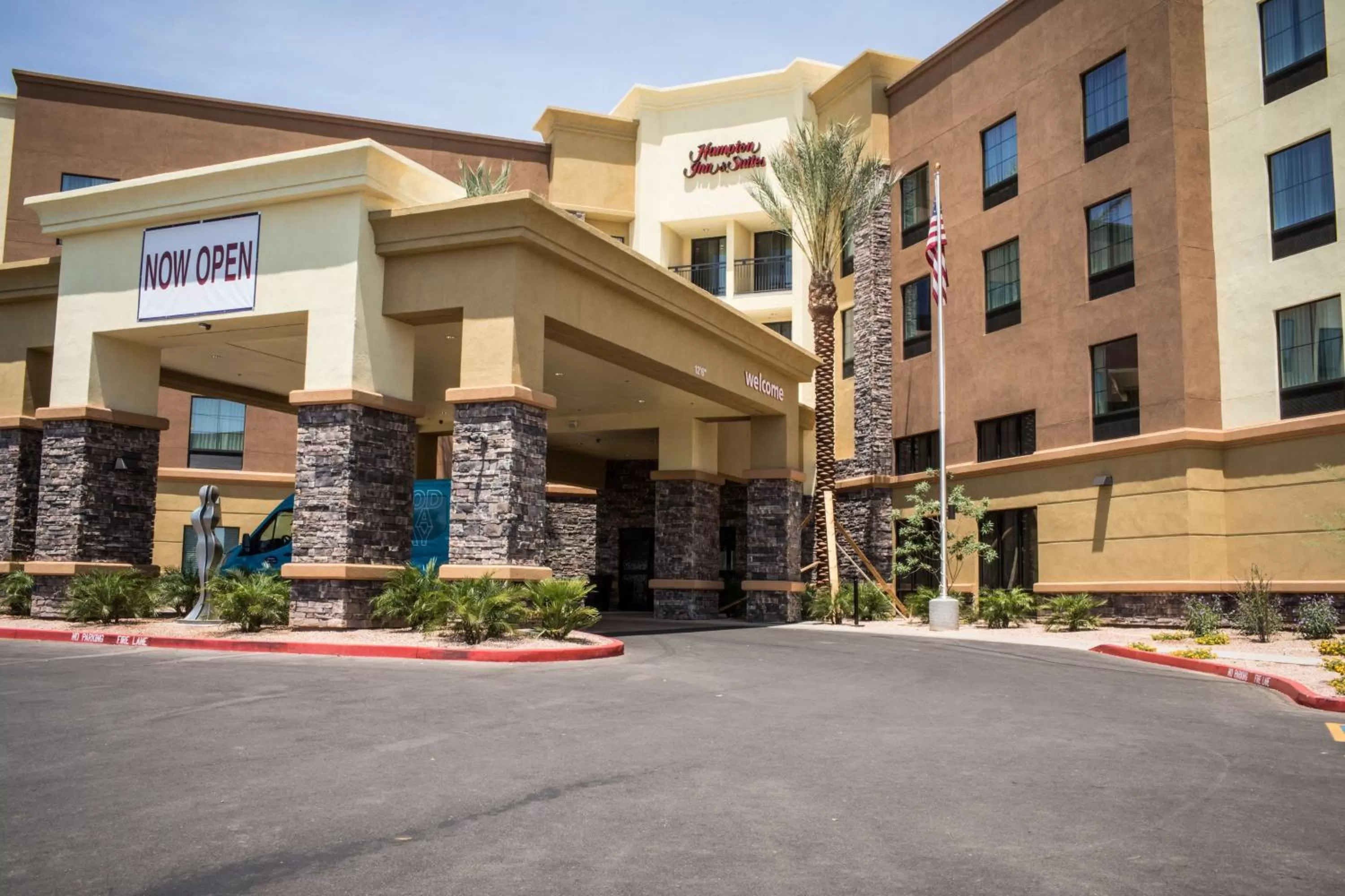 Property building in Hampton Inn & Suites Tempe/Phoenix Airport, Az