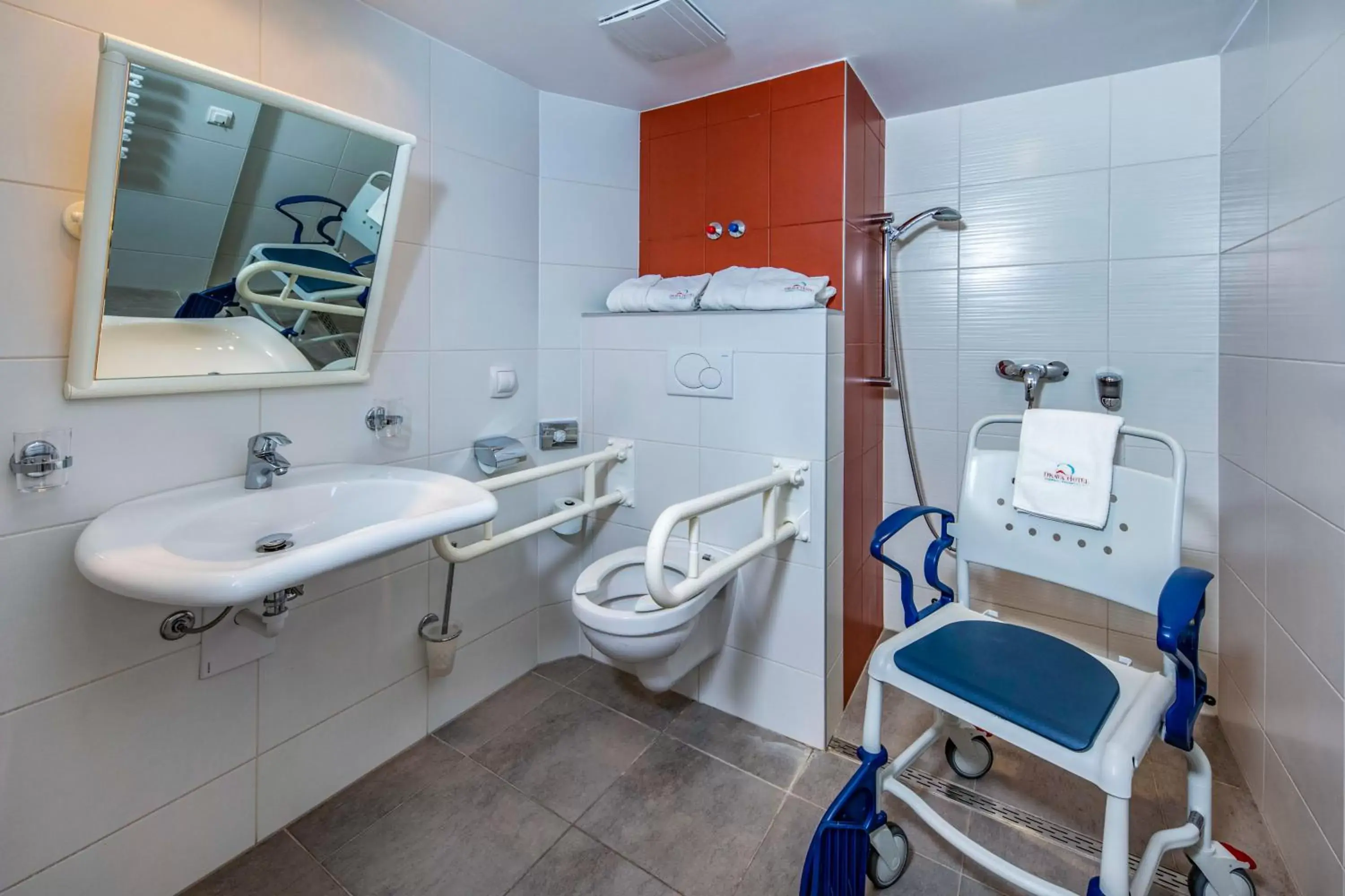 Premium room with disability access - single occupancy in Dráva Hotel Thermal Resort Premium room with disability access - single occupancy in Dráva Hotel Thermal Resort