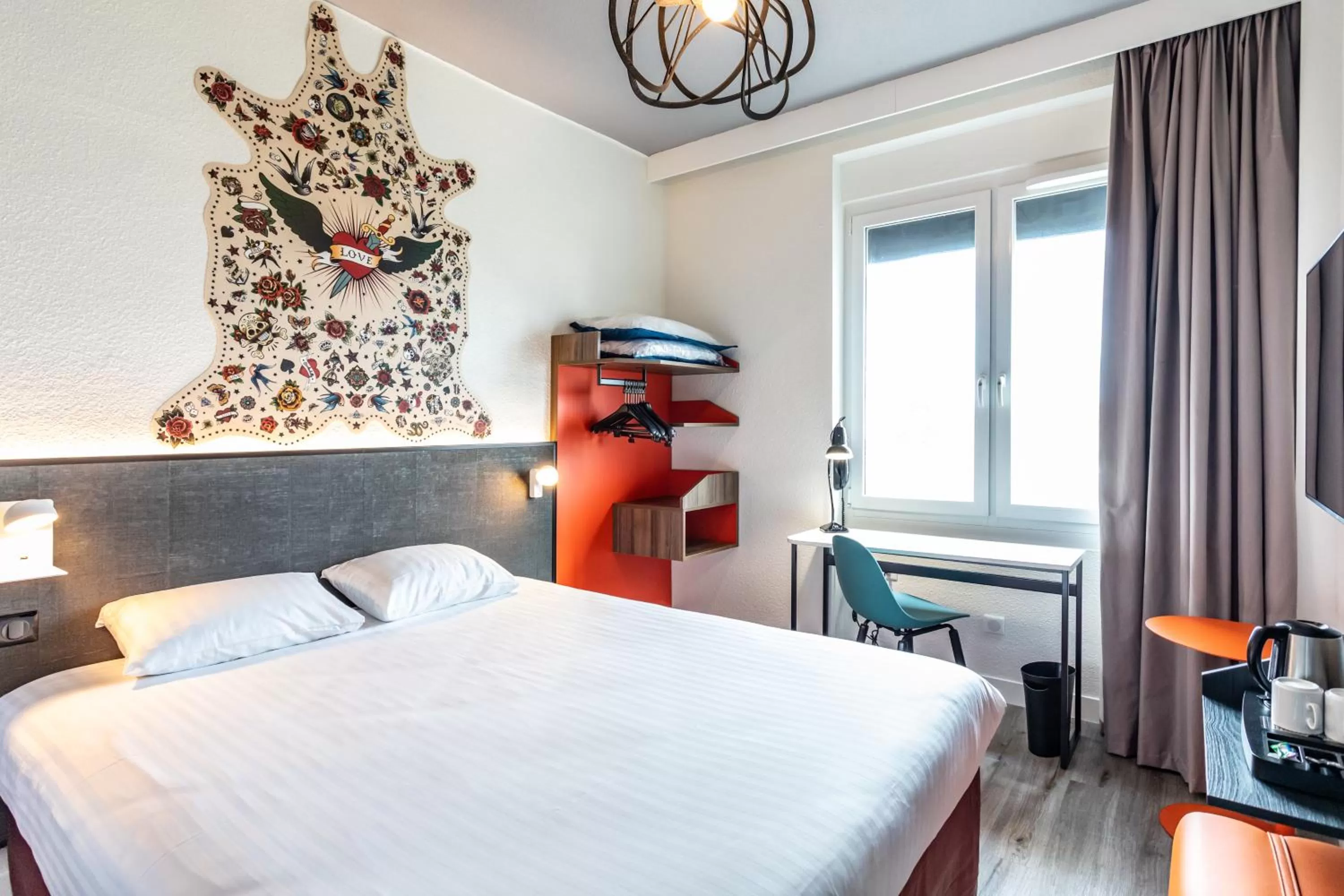 Photo of the whole room, Bed in Hôtel The Originals City Le Berry - proche centre-ville - Gare - parking - recharge véhicule