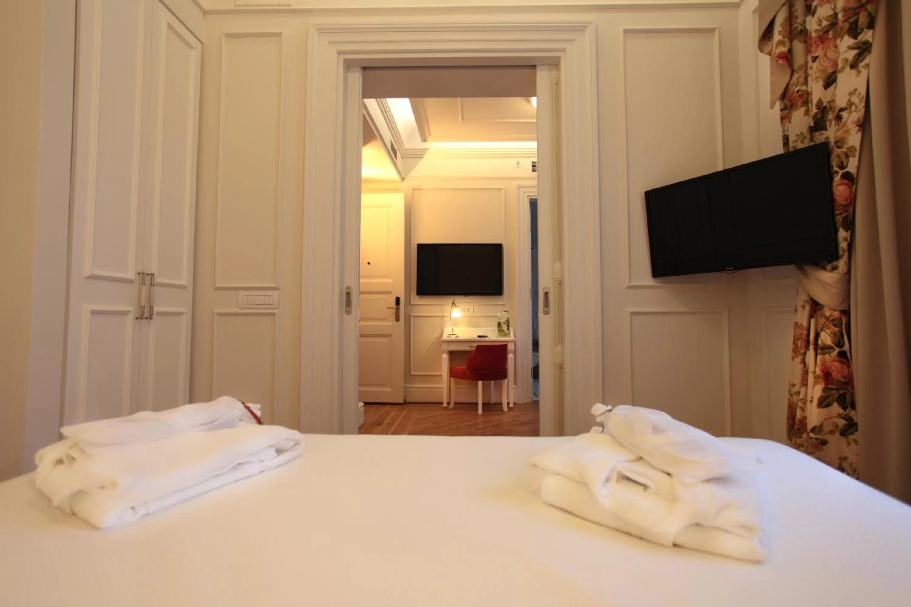 Bed in Corinne Art & Boutique Hotel