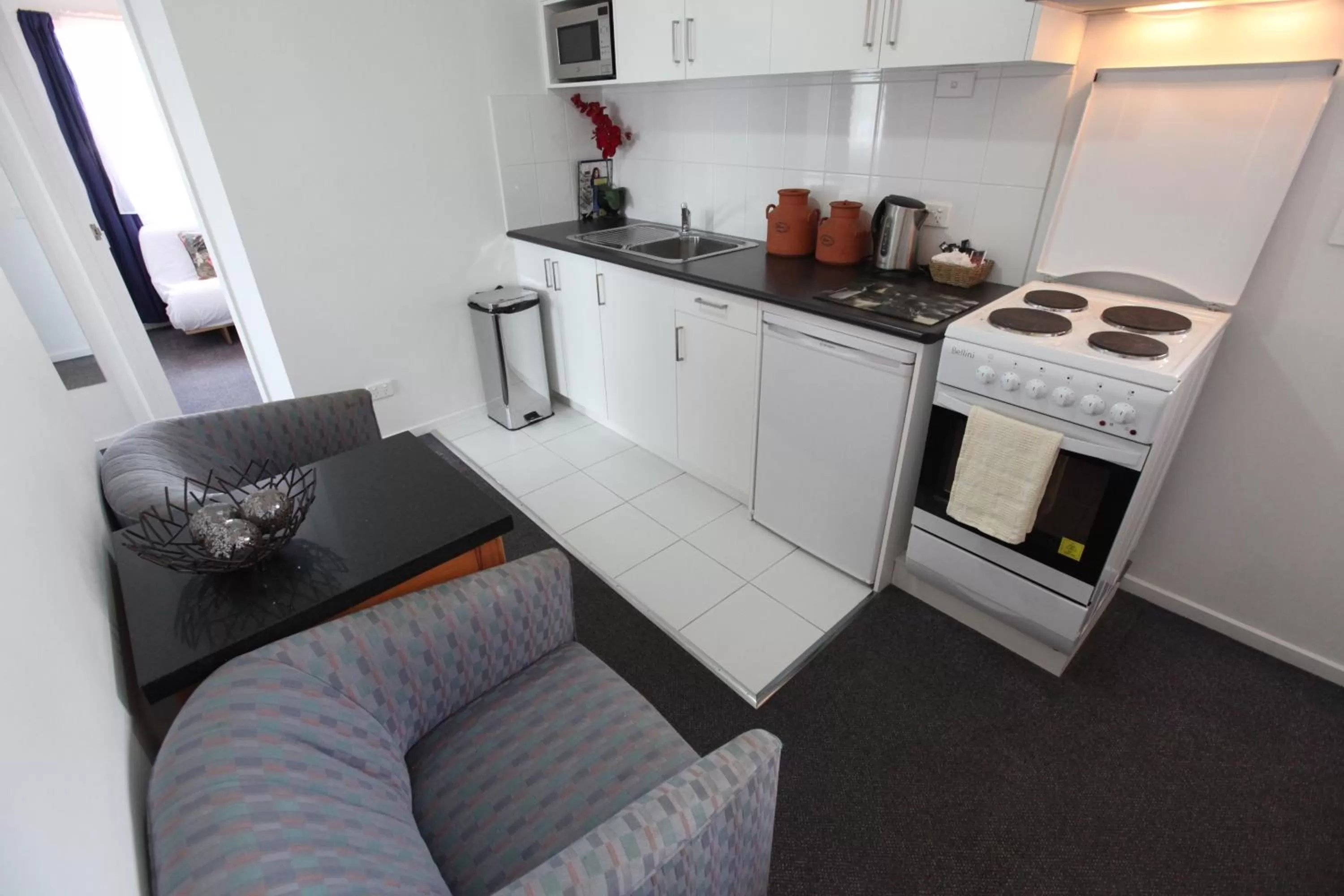 Kitchen/Kitchenette in Mornington Motel