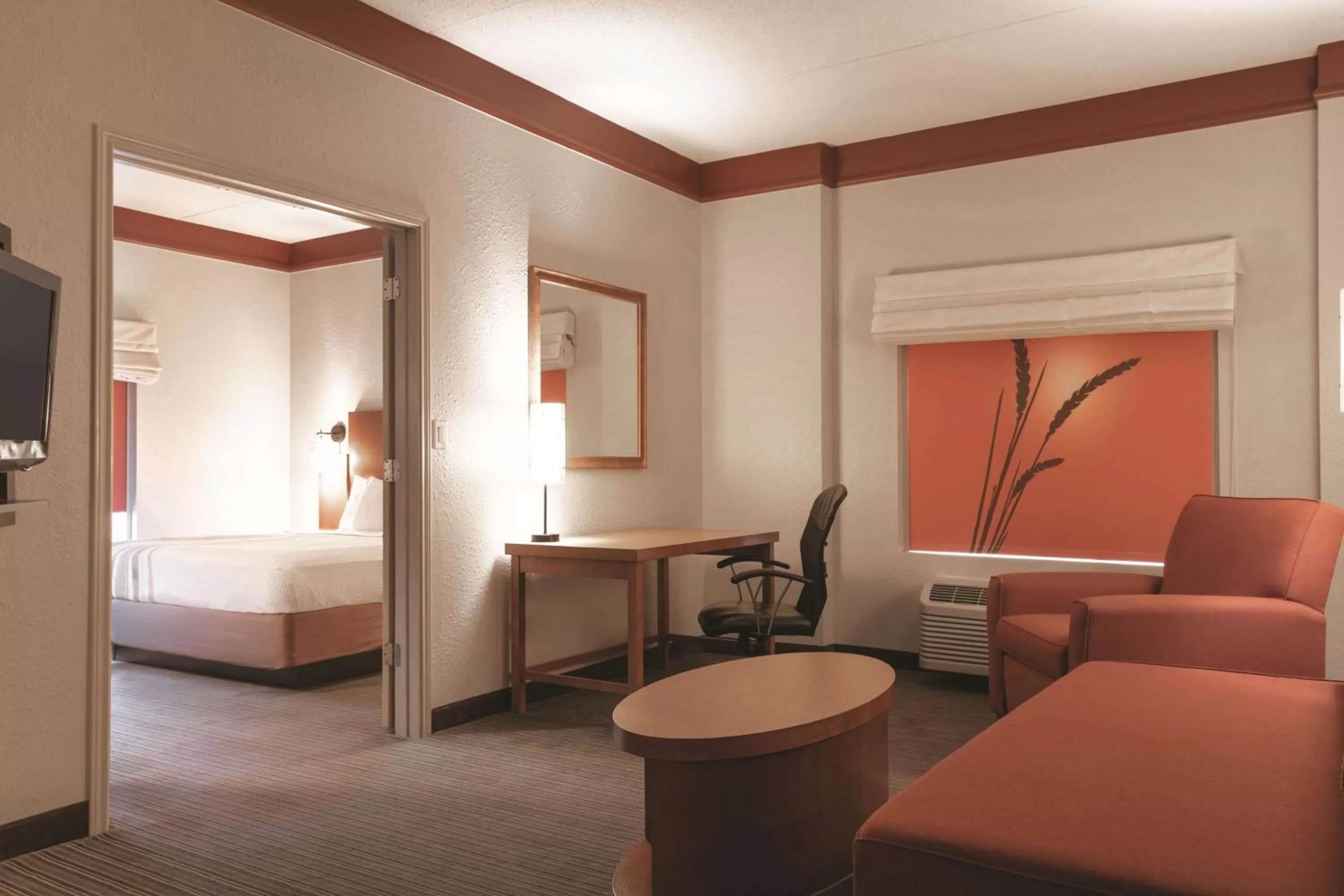 Photo of the whole room, Bed in La Quinta by Wyndham Atlanta Ballpark/Galleria