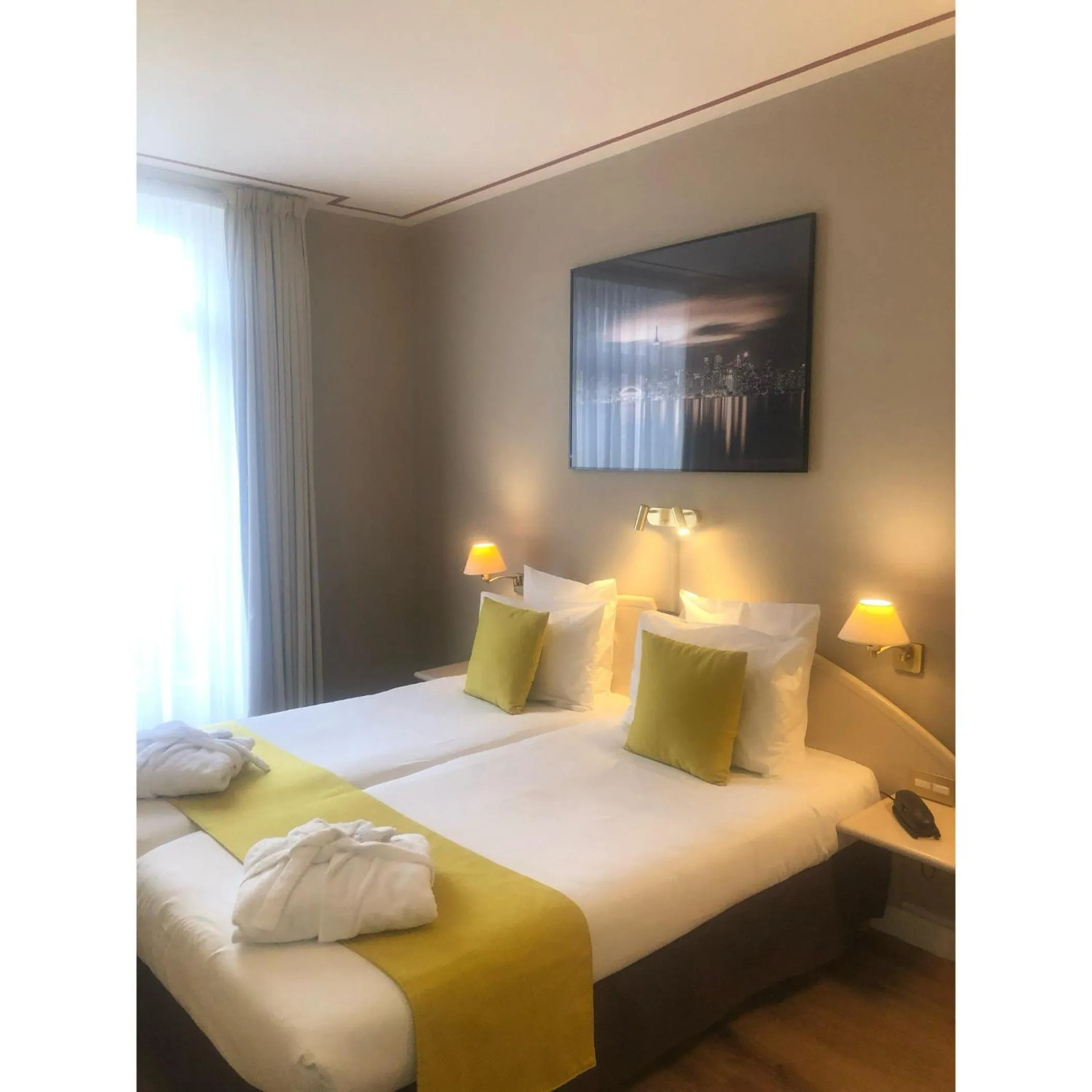 Bed in Grand Hôtel Du Tonneau D'Or