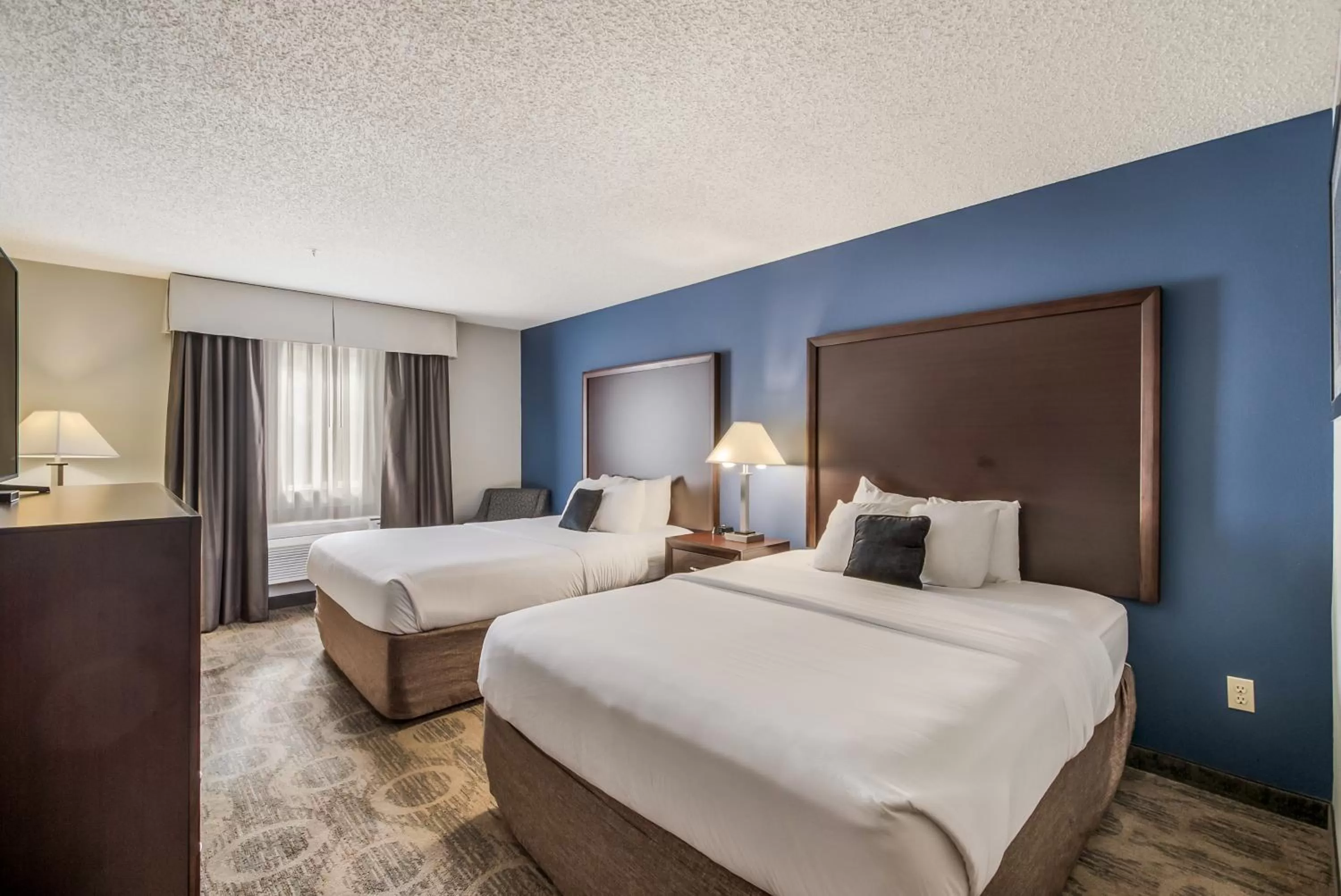 Bed in Red Lion Inn & Suites Sequim at Olympic National Park