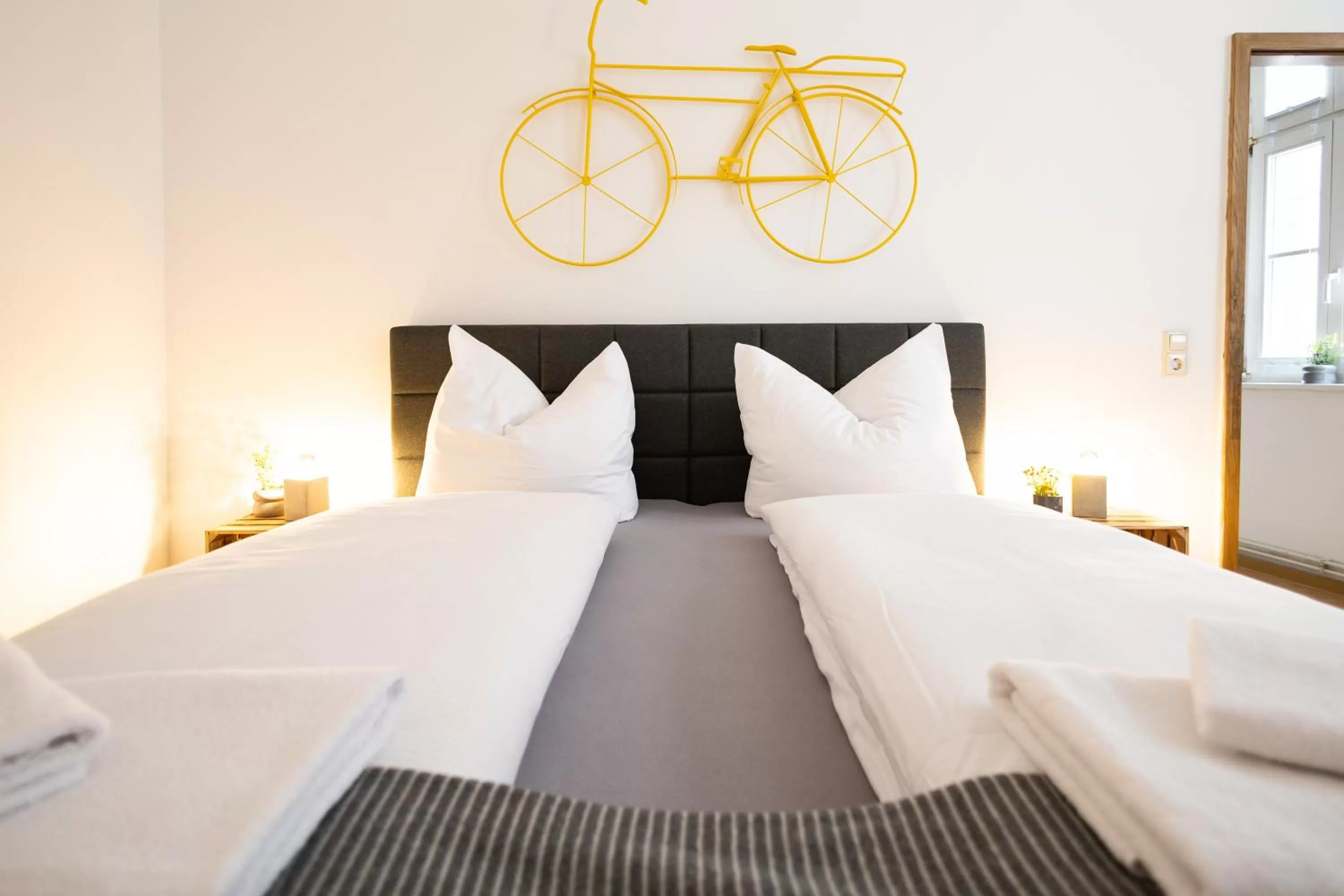 Bedroom, Bed in Ko-Living Space an der Oper - Street Art Design Apartments