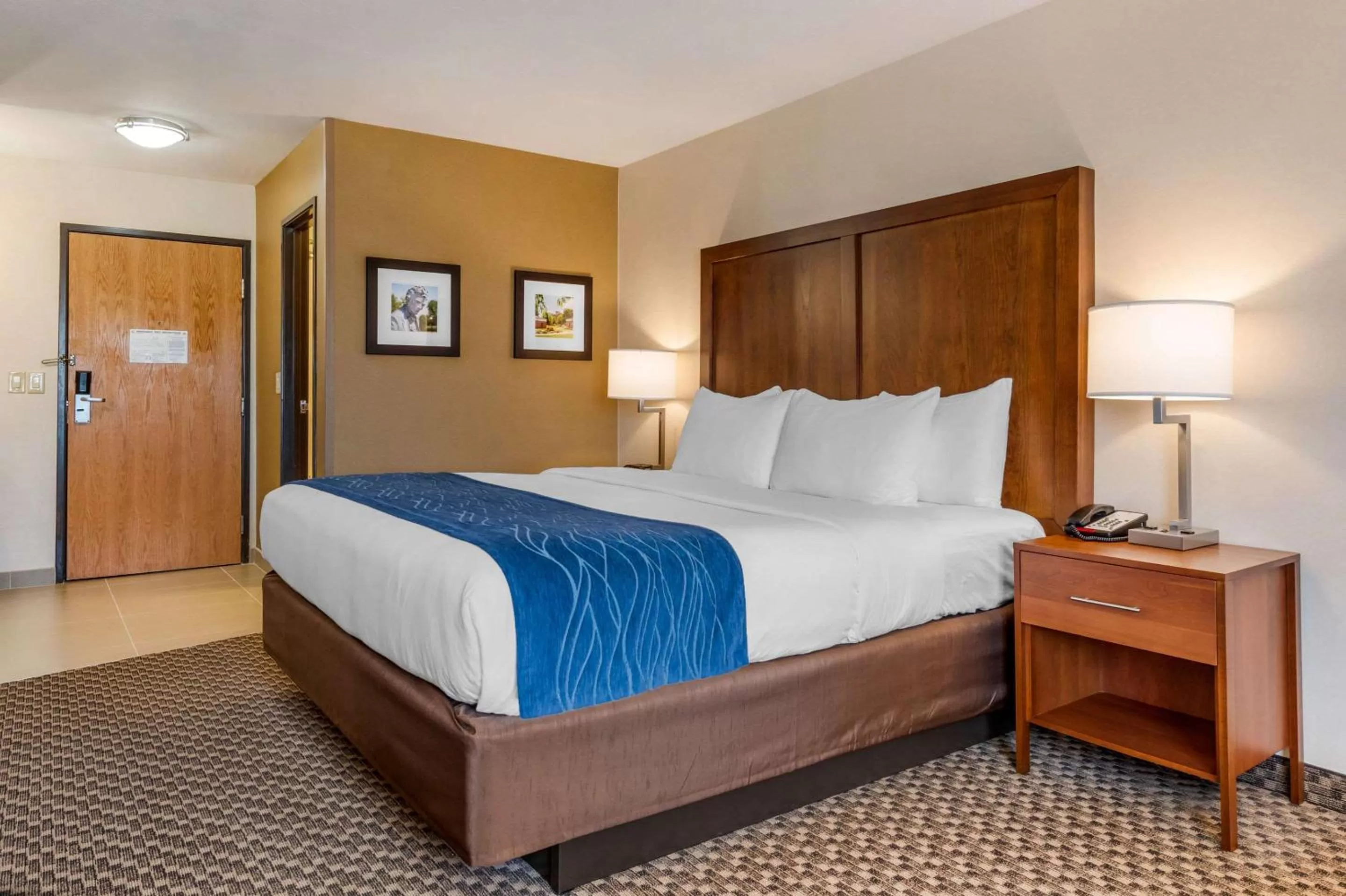 Photo of the whole room, Bed in Comfort Inn & Suites near Route 66