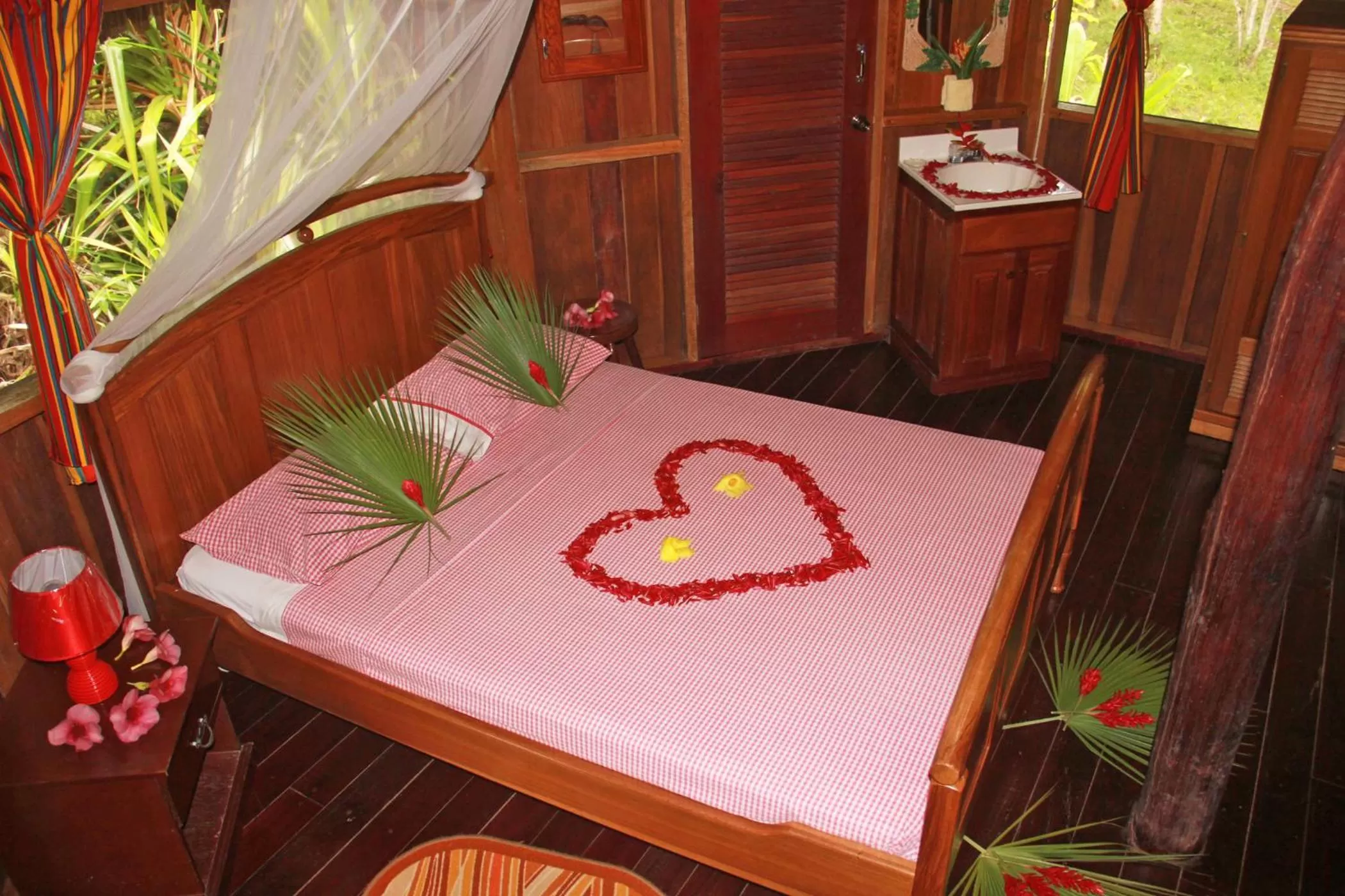 Photo of the whole room, Bed in Sun Creek Lodge