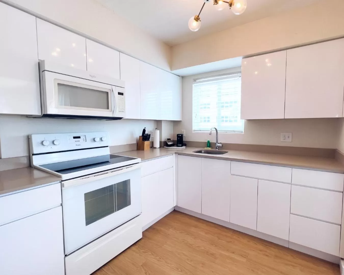 Kitchen or kitchenette in North Beach Hotel