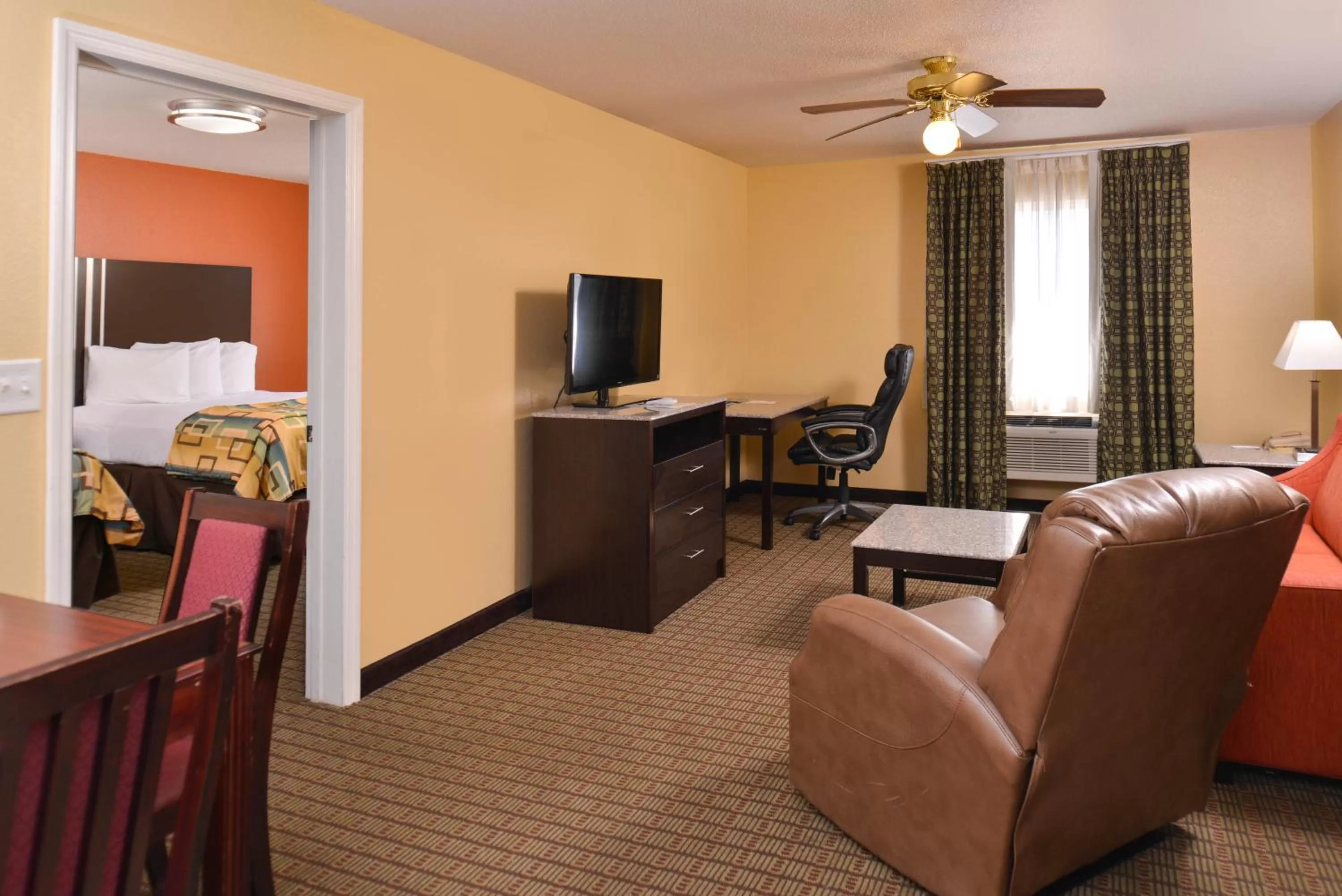 Living room, Bed in Douglas Inn & Suites