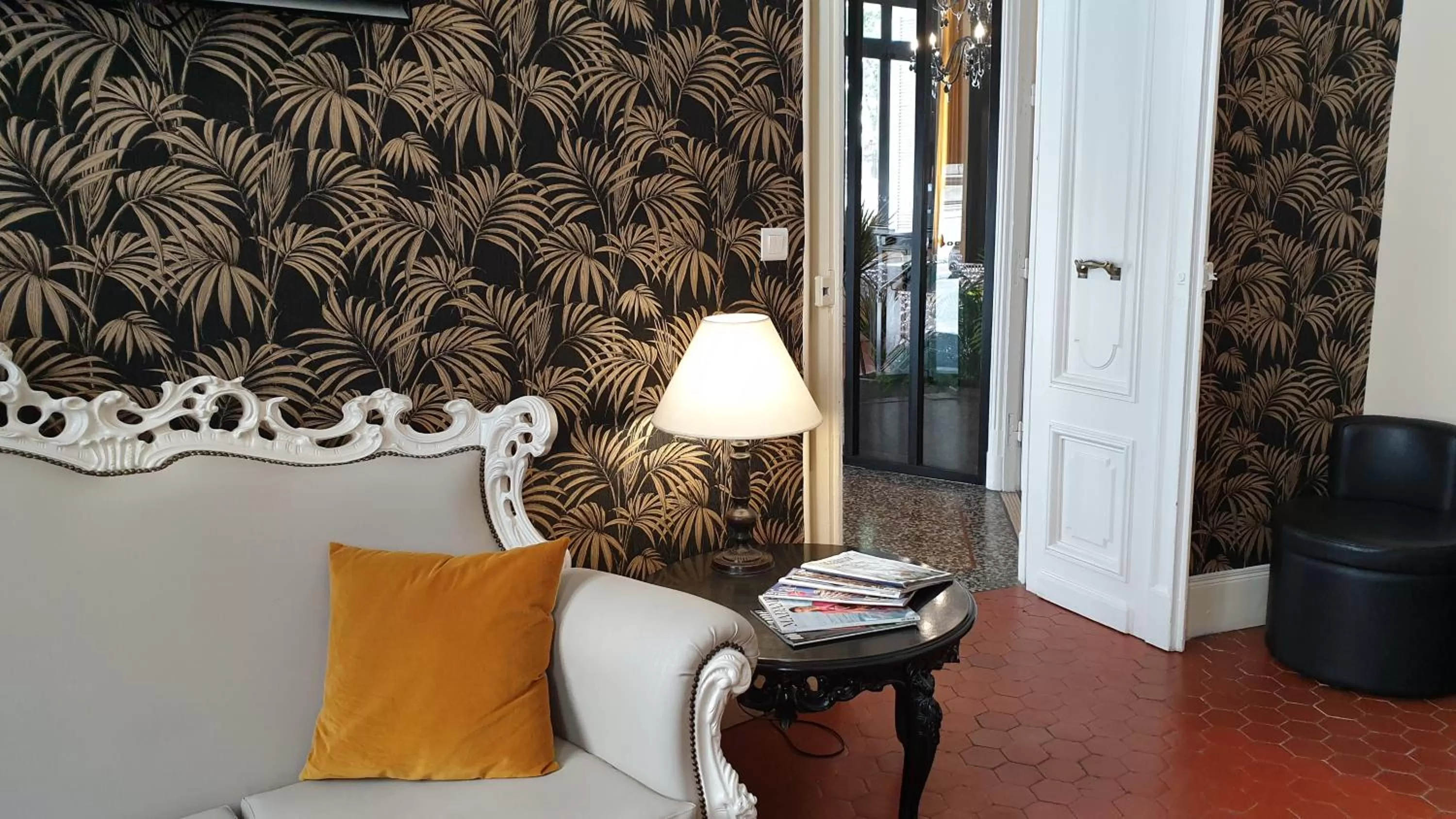 Communal lounge/ TV room in Hôtel La Résidence