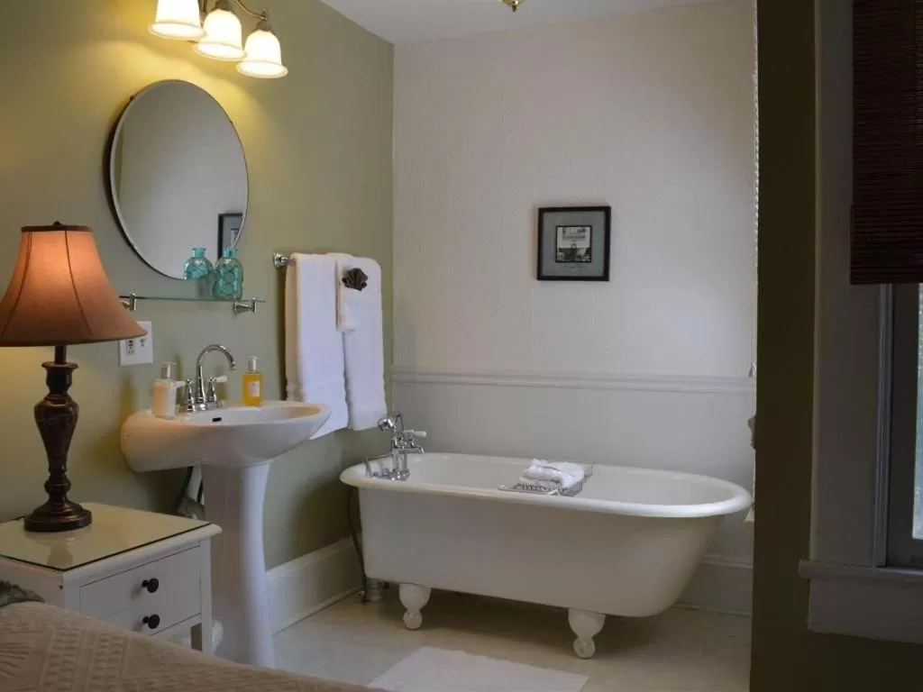 Bath in Red Rocker Inn