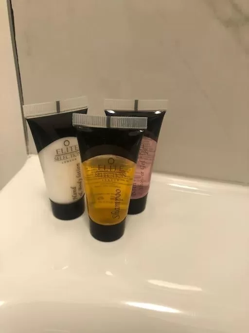 Bathroom in Newly refurbished studio, great location 8 studios