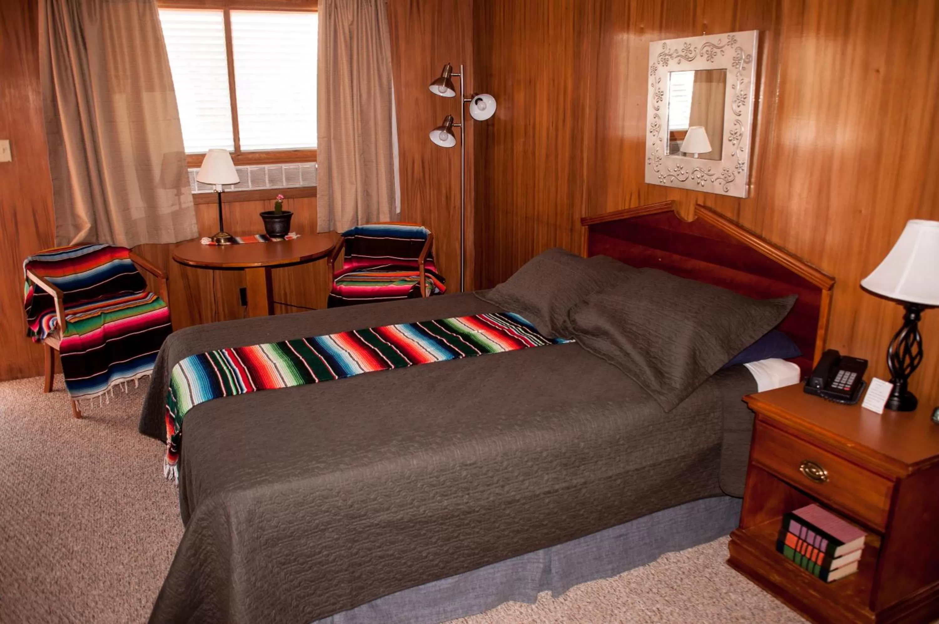 Bed in Raton Pass Motor Inn