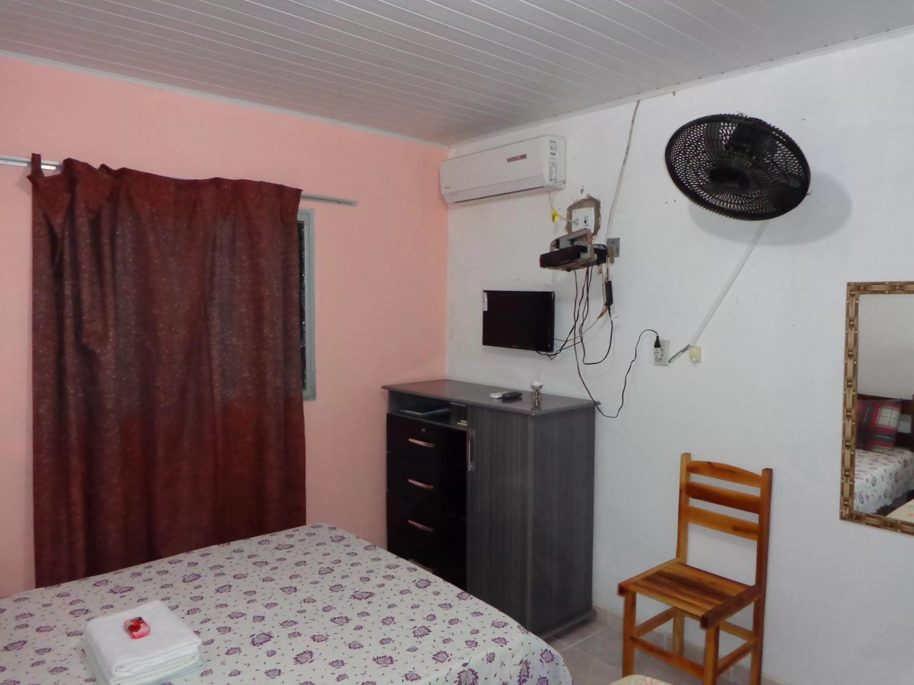 Bedroom, TV/Entertainment Center in Pousada dos Ventos