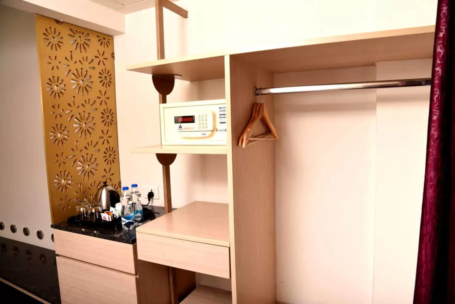 safe, Kitchen/Kitchenette in Hotel Sabareesh Park