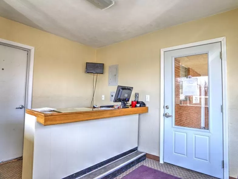 Lobby or reception in Windsor Crossroads Motel