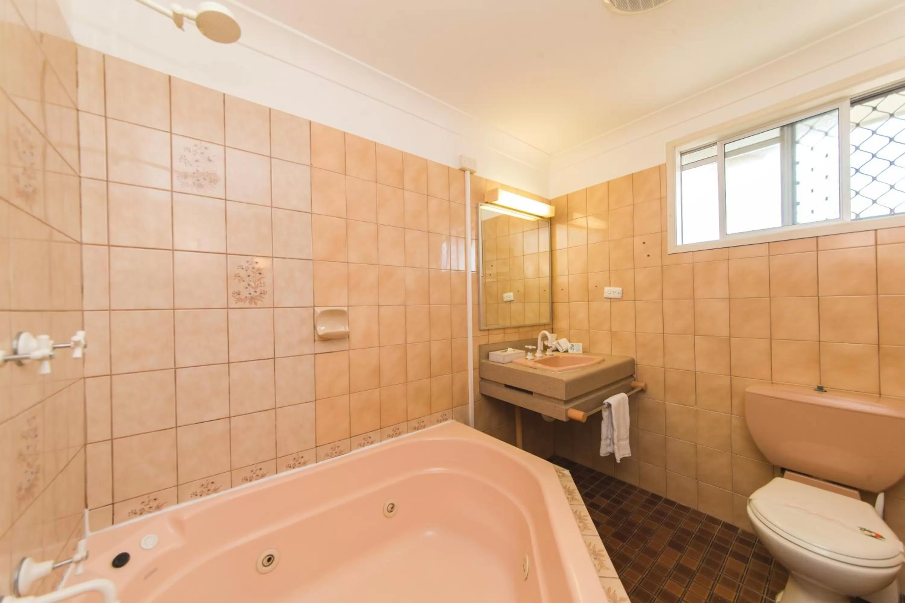 Bathroom in Hampton Villa Motel