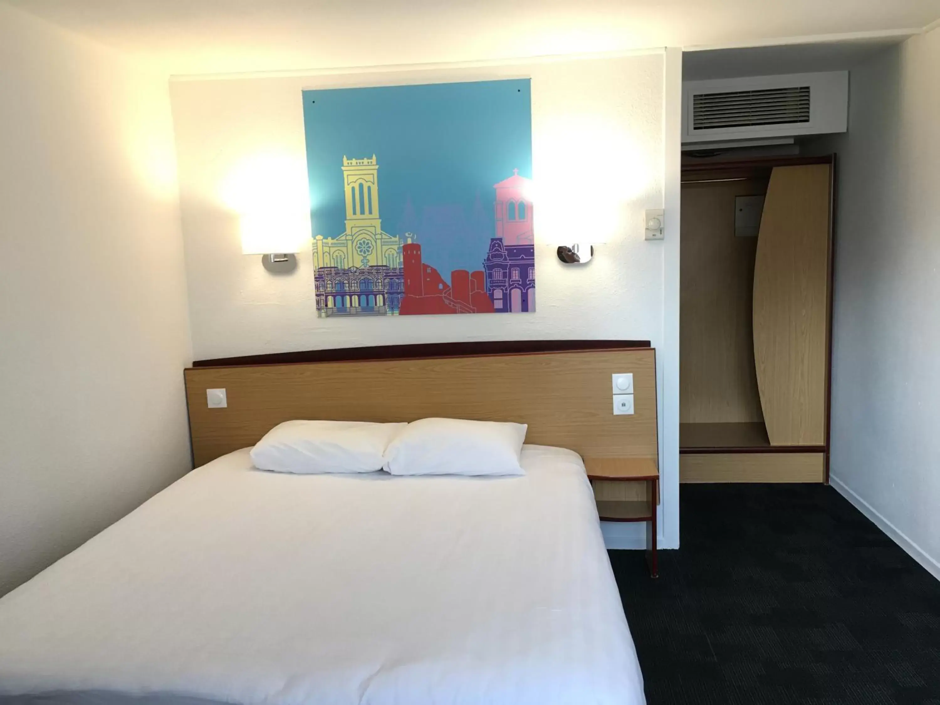 Double Room in Kyriad Direct Marseille Est La Valentine Double Room in Kyriad Direct Marseille Est La Valentine