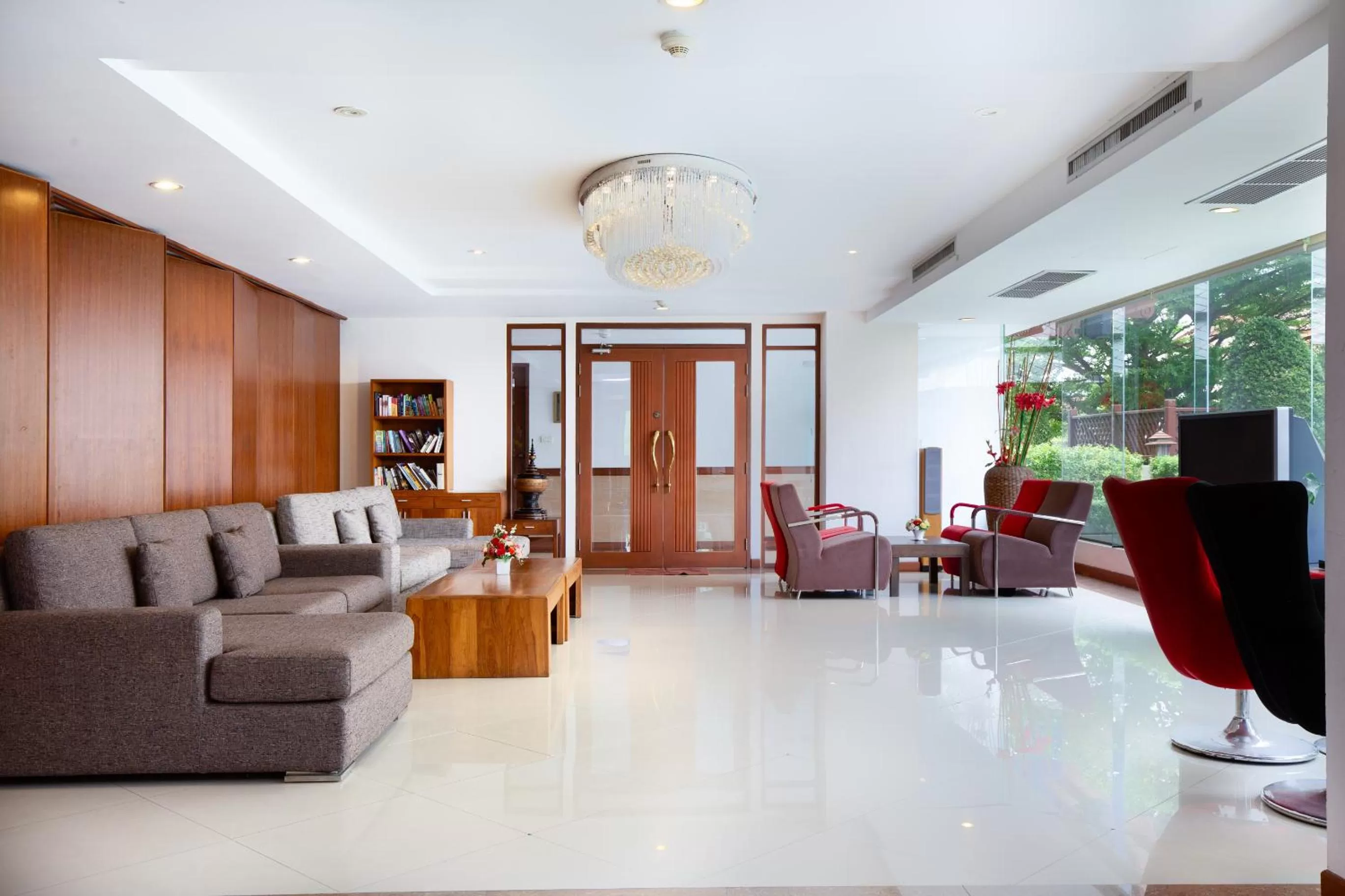 Library in Lasalle Suites Hotel & Residence