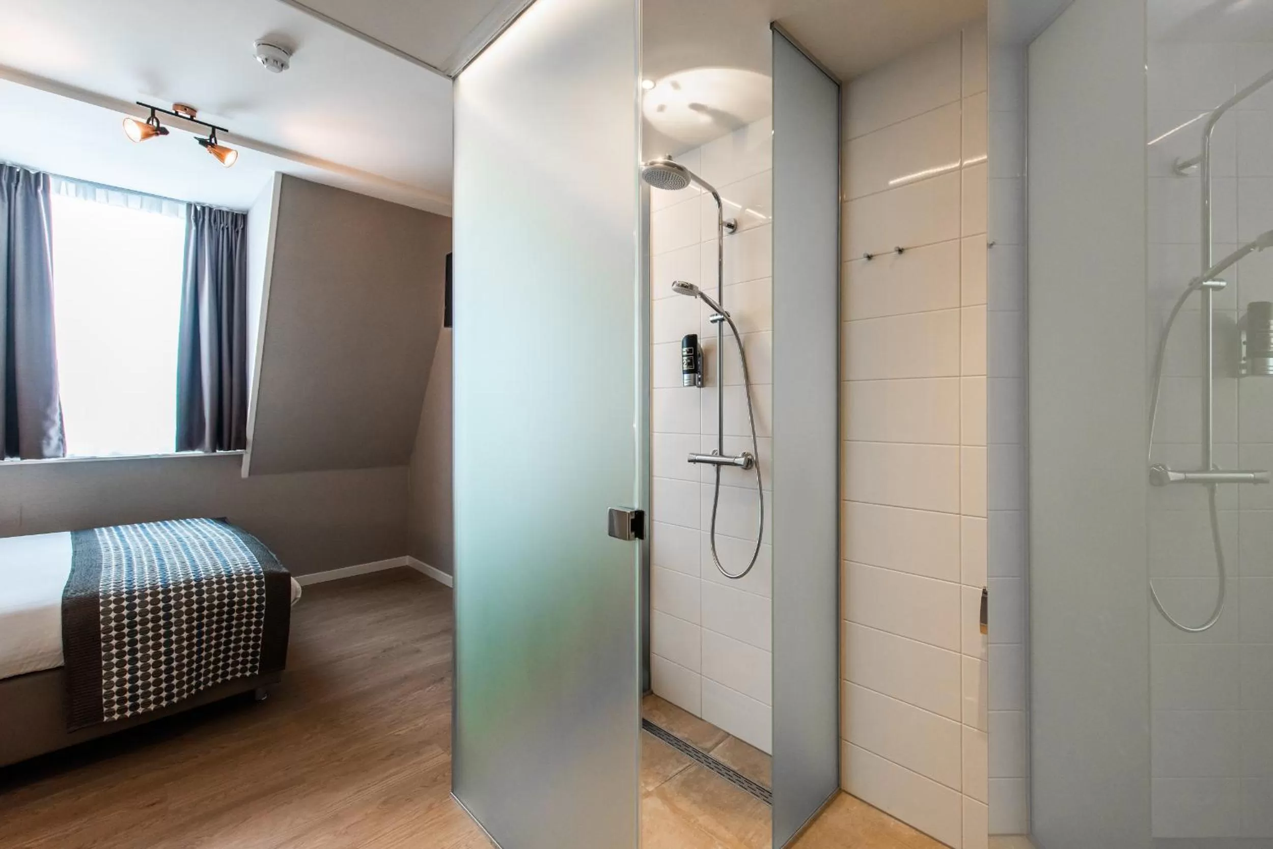 Bathroom, Bed in Melrose Hotel