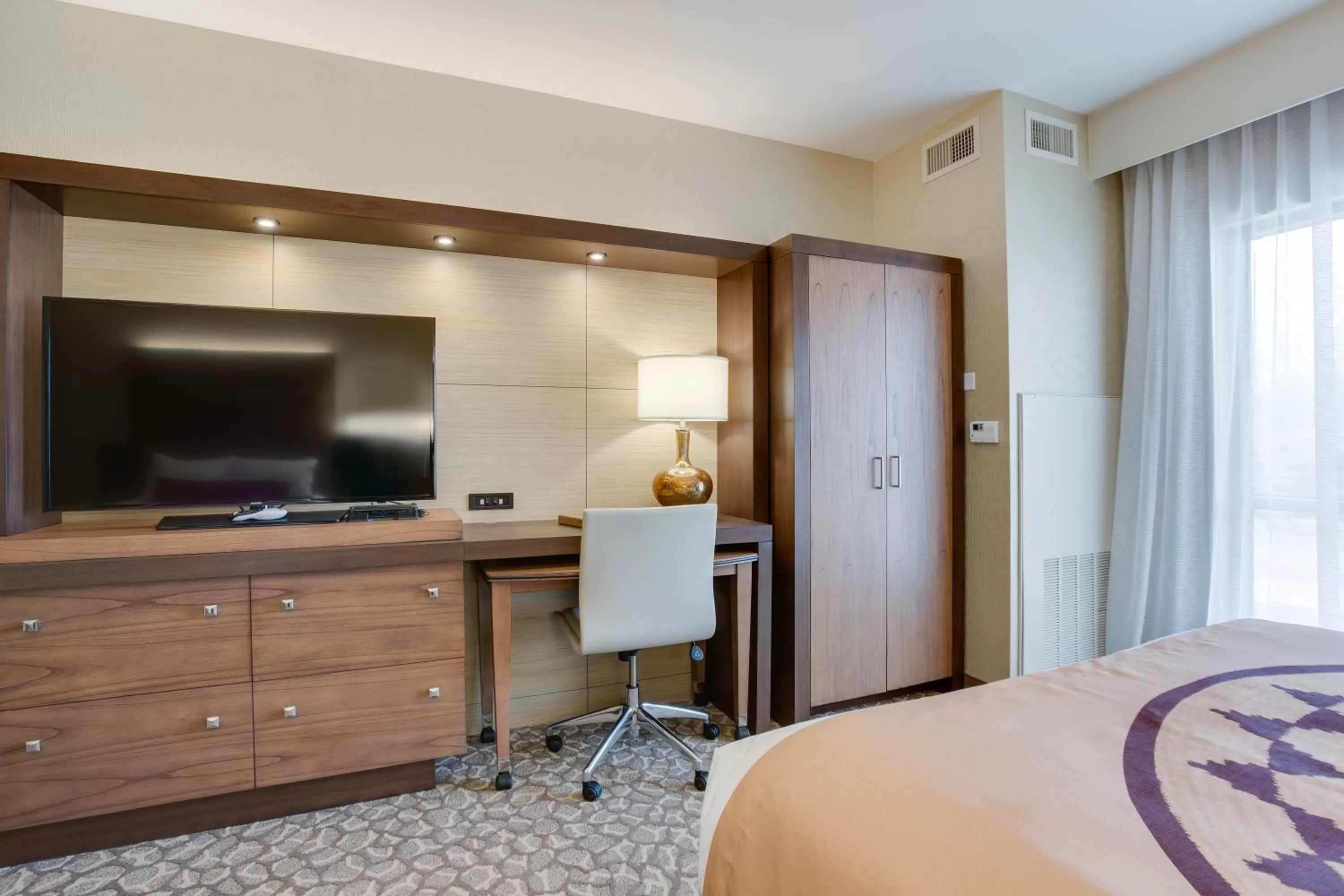 TV and multimedia, Bed in Cliff Castle Casino Hotel