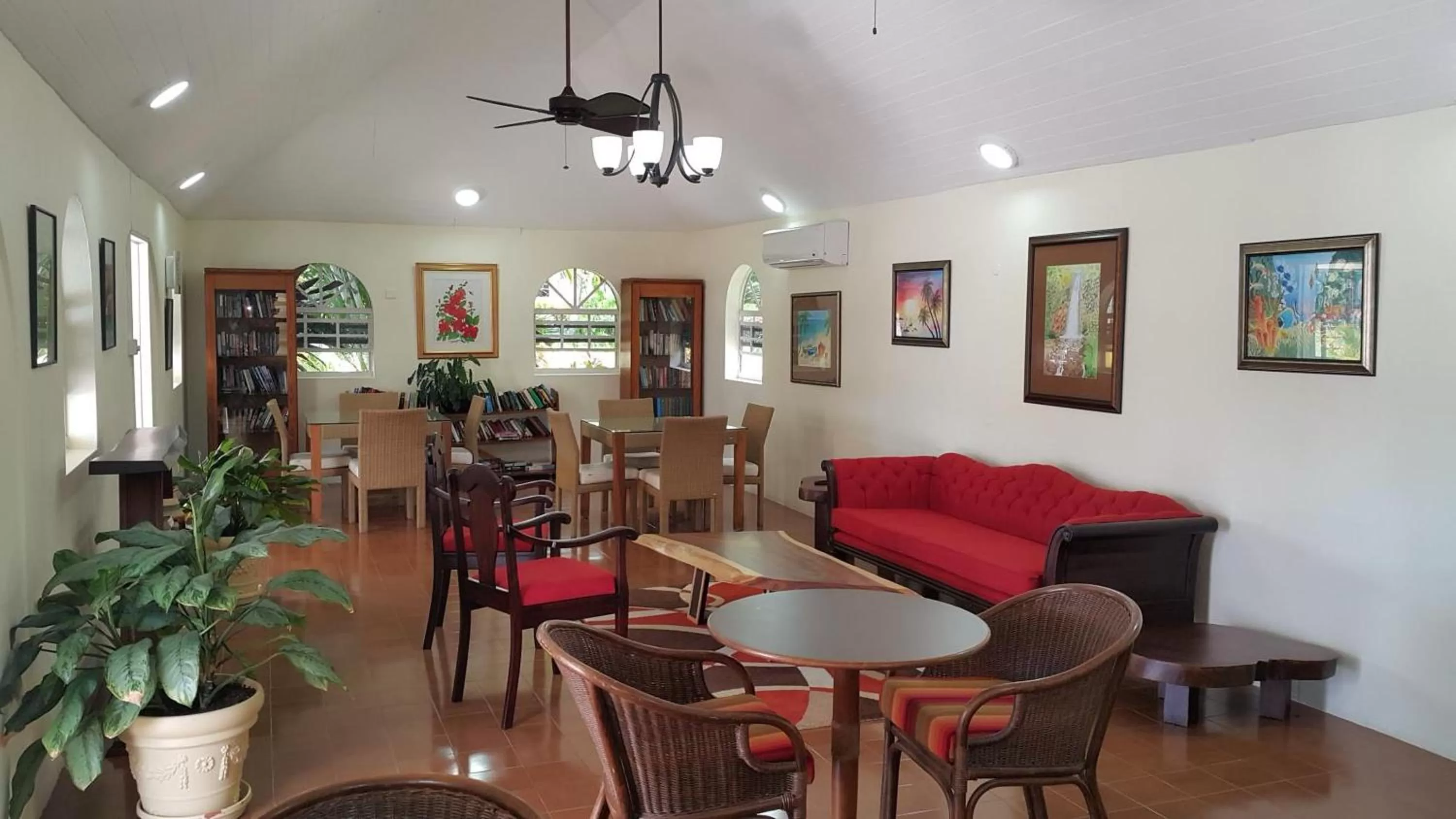 Communal lounge/ TV room in Blue Horizons Garden Resort