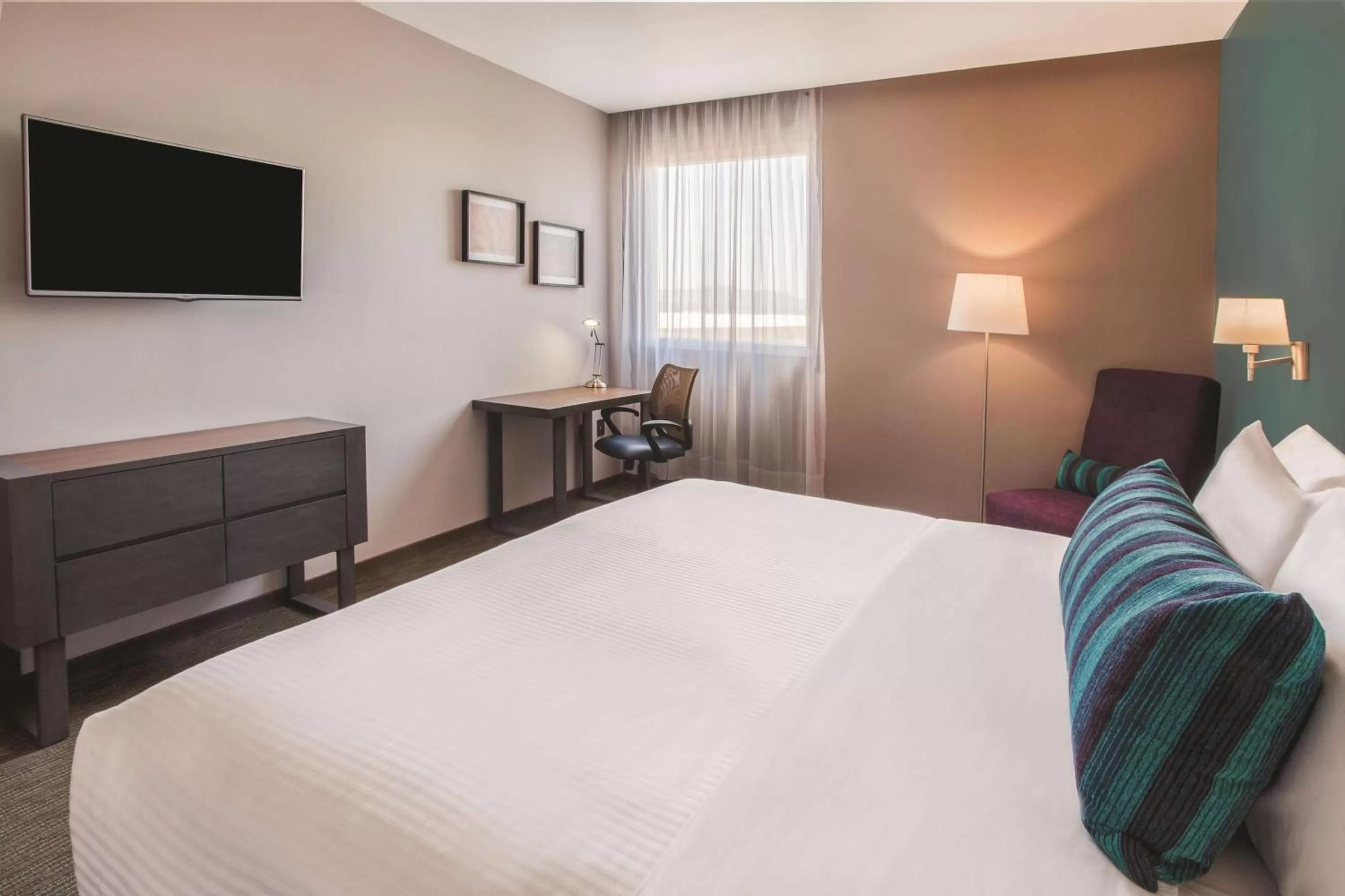 Photo of the whole room, Bed in La Quinta by Wyndham Aguascalientes