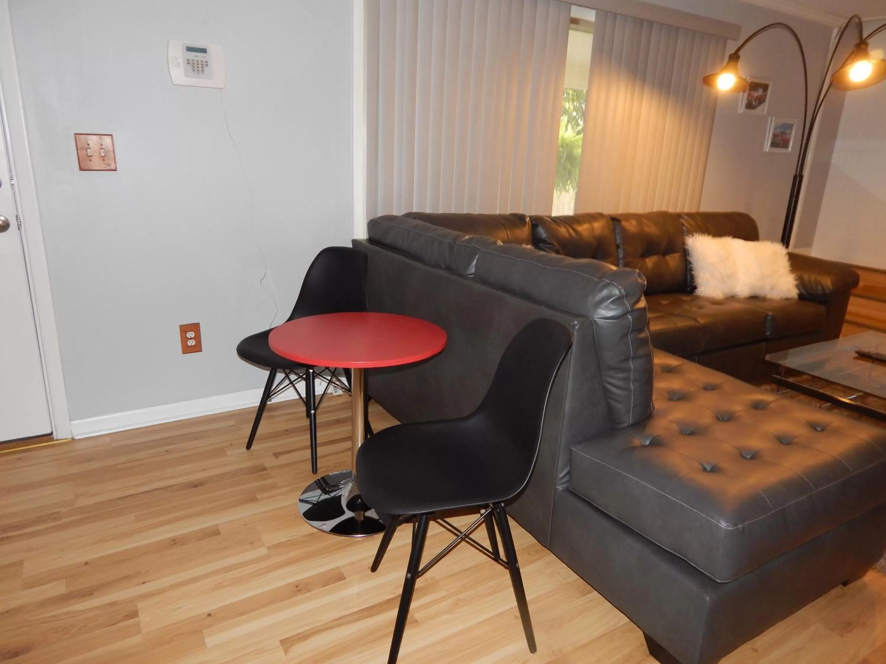 Living room in Sunset Motel