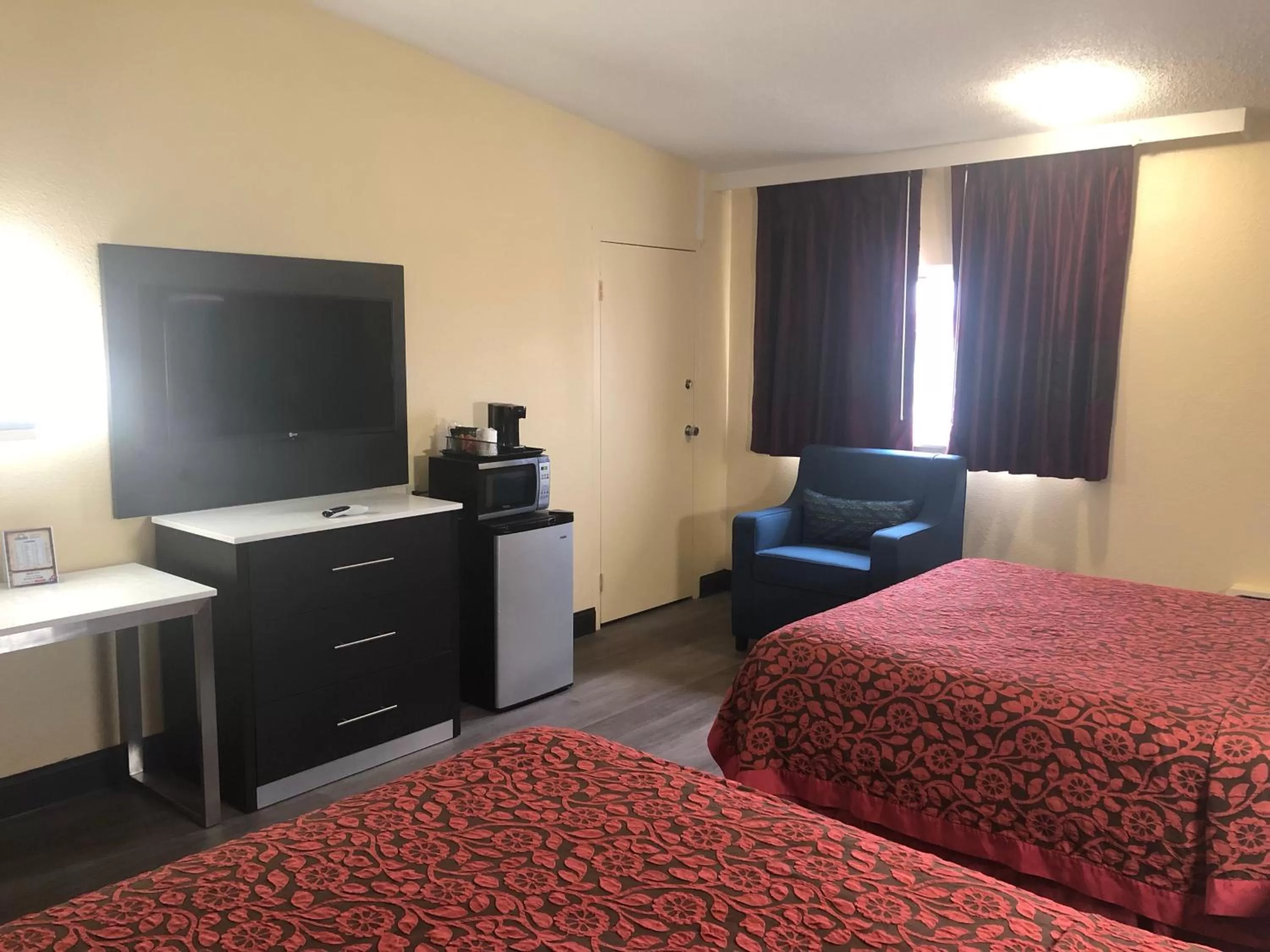 Bedroom, Bed in Days Inn by Wyndham Grove City Columbus South