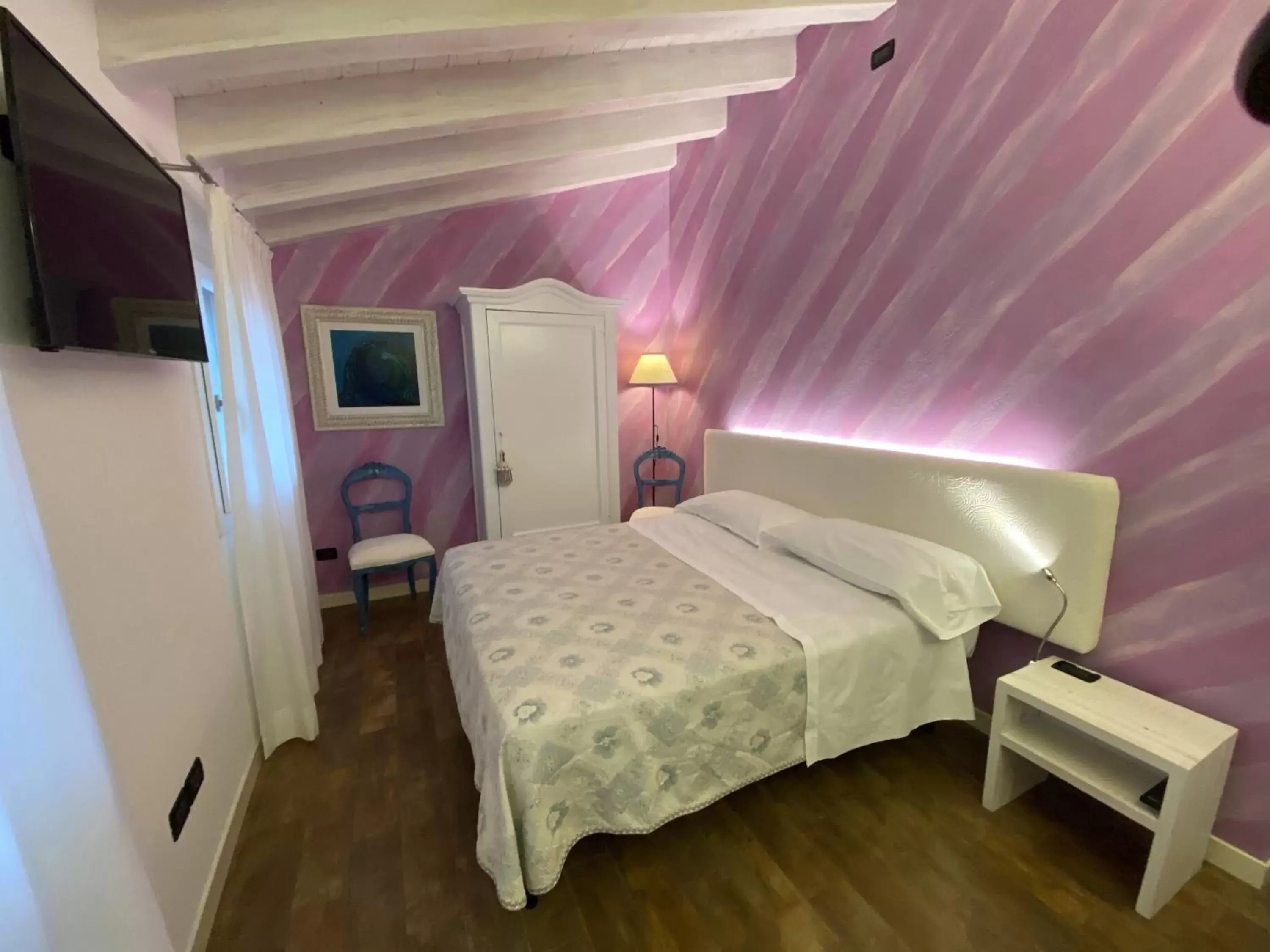 Large Double Room in Le Fate Corbezzole Large Double Room in Le Fate Corbezzole