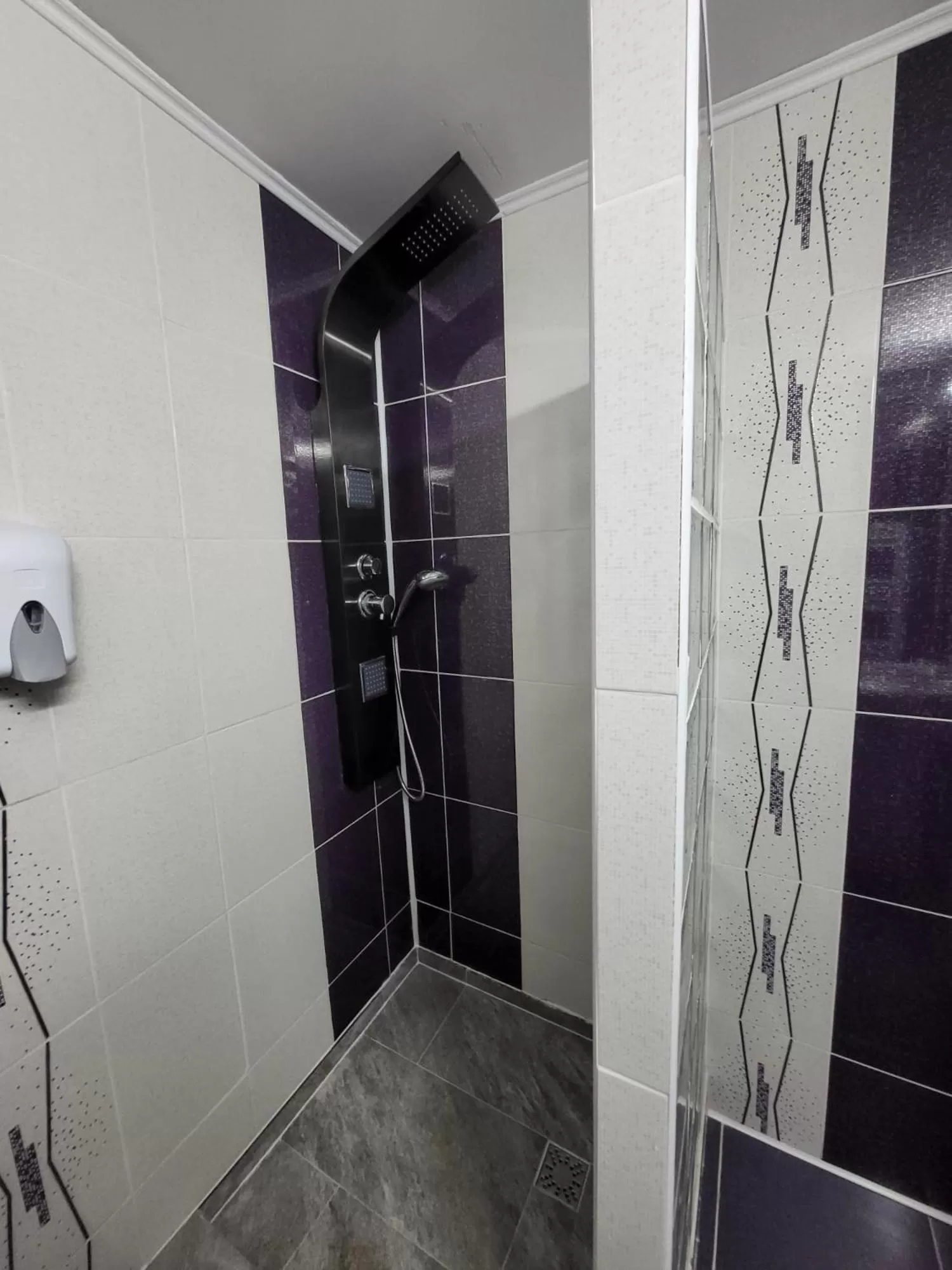 Shower, Bathroom in Hotel IMPERYUM